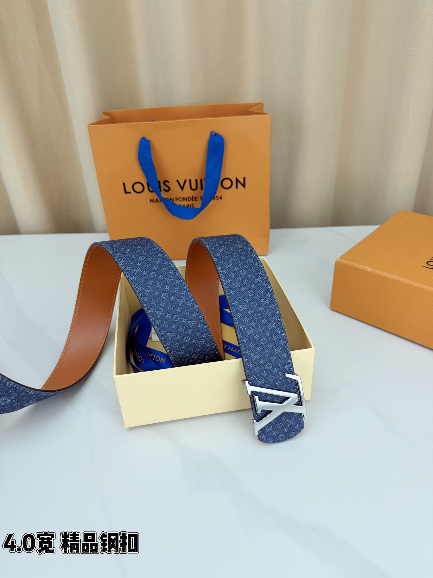 LV 4.0宽精品钢扣 蓝丹宁老花双面腰带，Monogram牛仔提花复古有型，立体LV字母扣古金/古银两色可选，反面焦糖