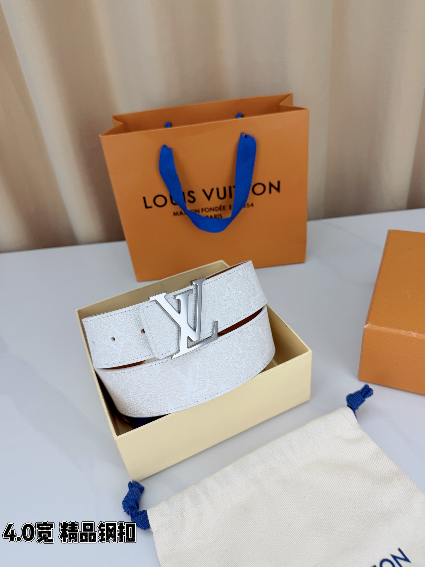 LV 4.0宽精品钢扣 蓝丹宁老花双面腰带，Monogram牛仔提花复古有型，立体LV字母扣古金/古银两色可选，反面焦糖