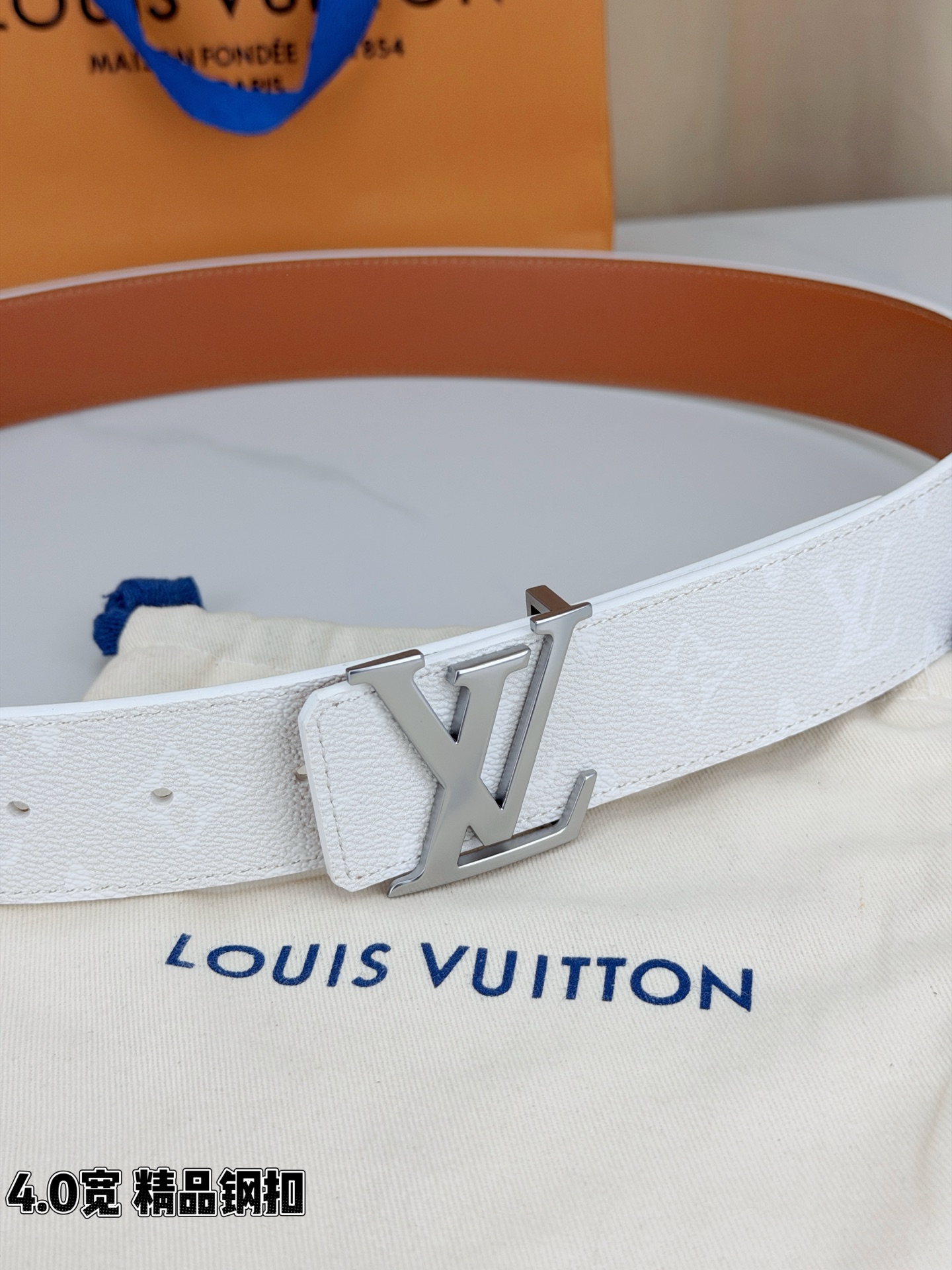 LV 4.0宽精品钢扣 蓝丹宁老花双面腰带，Monogram牛仔提花复古有型，立体LV字母扣古金/古银两色可选，反面焦糖