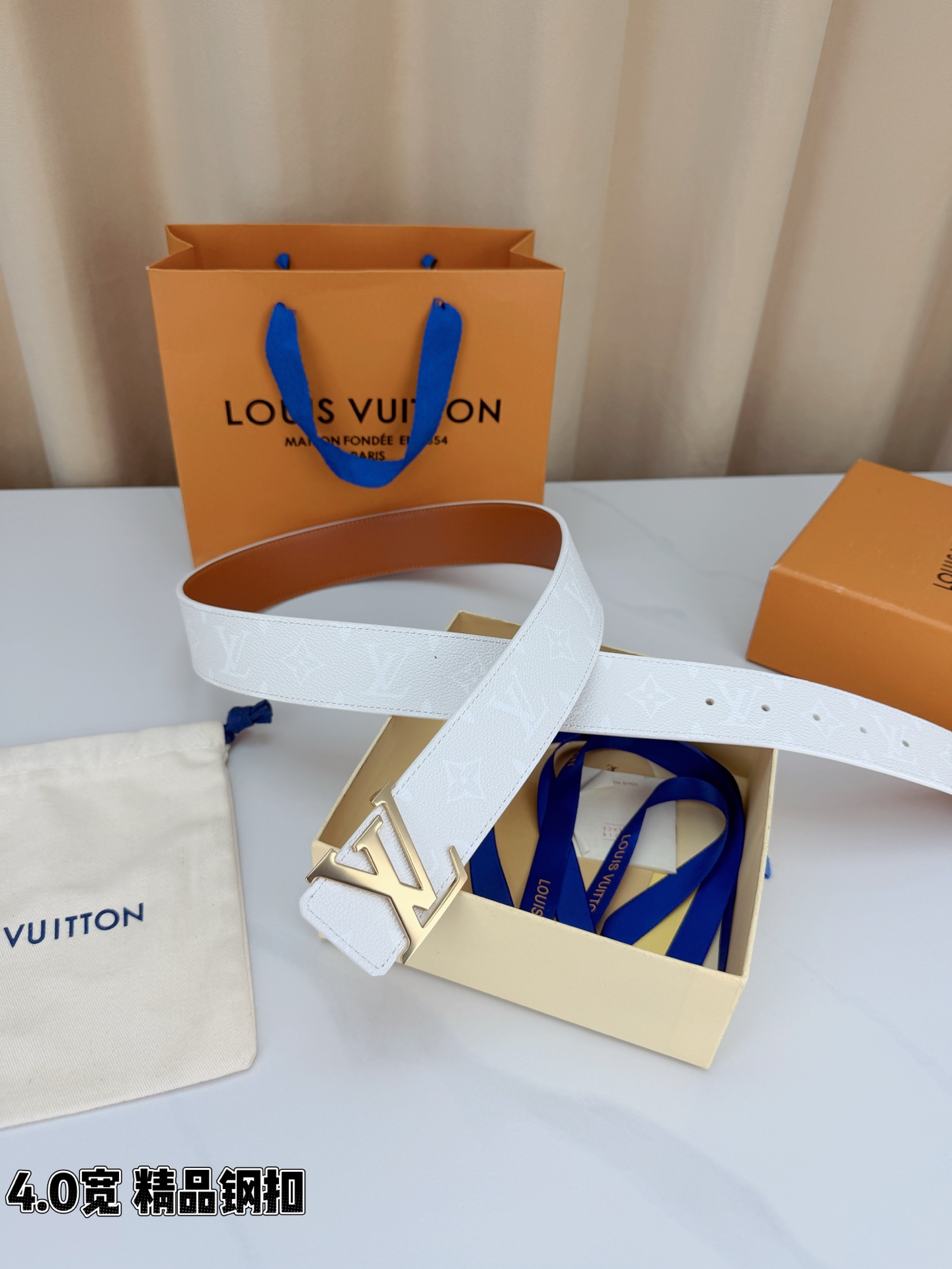 LV 4.0宽精品钢扣 蓝丹宁老花双面腰带，Monogram牛仔提花复古有型，立体LV字母扣古金/古银两色可选，反面焦糖