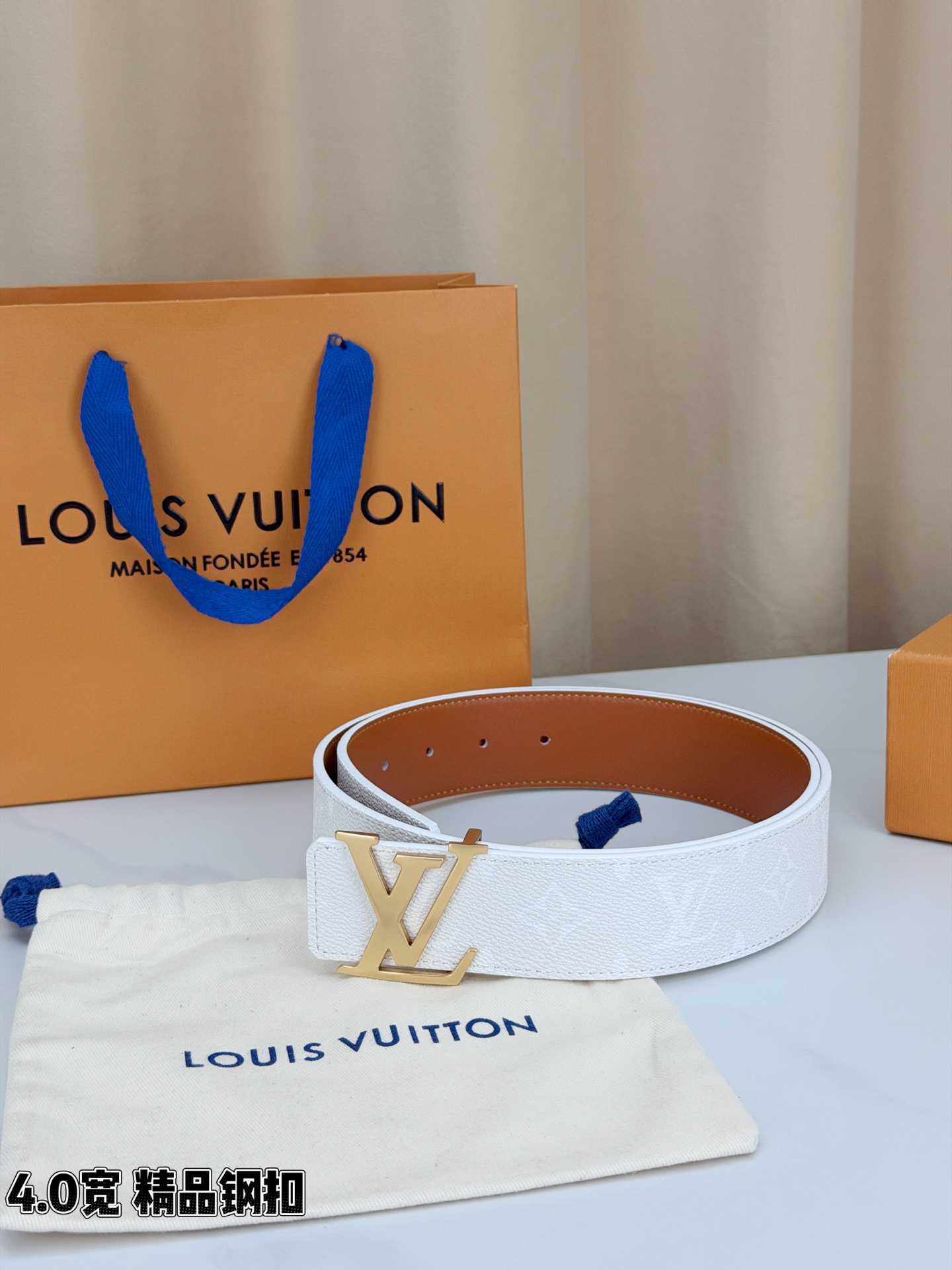 LV 4.0宽精品钢扣 蓝丹宁老花双面腰带，Monogram牛仔提花复古有型，立体LV字母扣古金/古银两色可选，反面焦糖