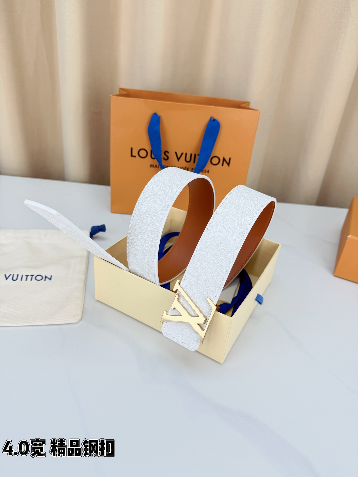 LV 4.0宽精品钢扣 蓝丹宁老花双面腰带，Monogram牛仔提花复古有型，立体LV字母扣古金/古银两色可选，反面焦糖