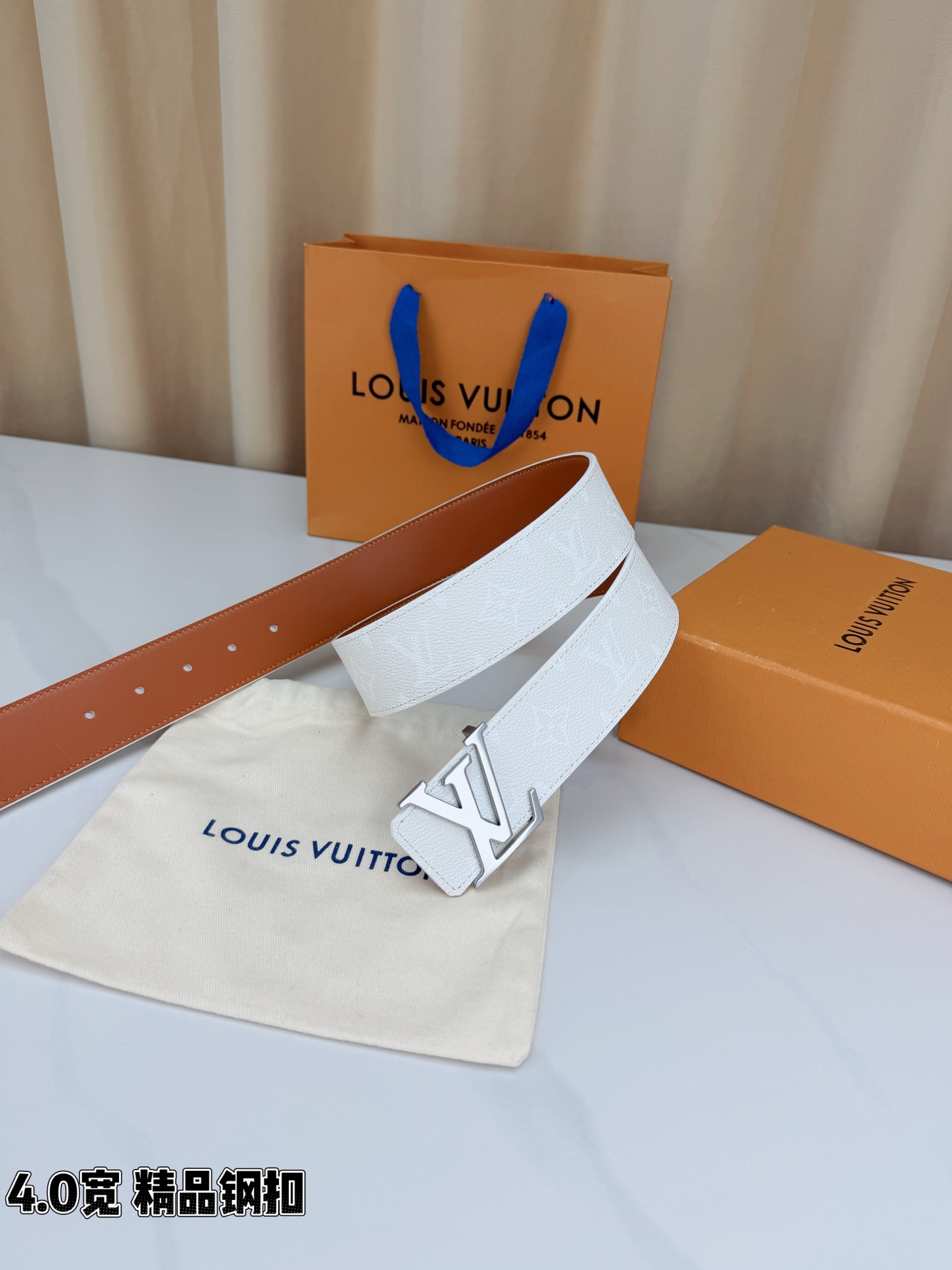 LV 4.0宽精品钢扣 蓝丹宁老花双面腰带，Monogram牛仔提花复古有型，立体LV字母扣古金/古银两色可选，反面焦糖