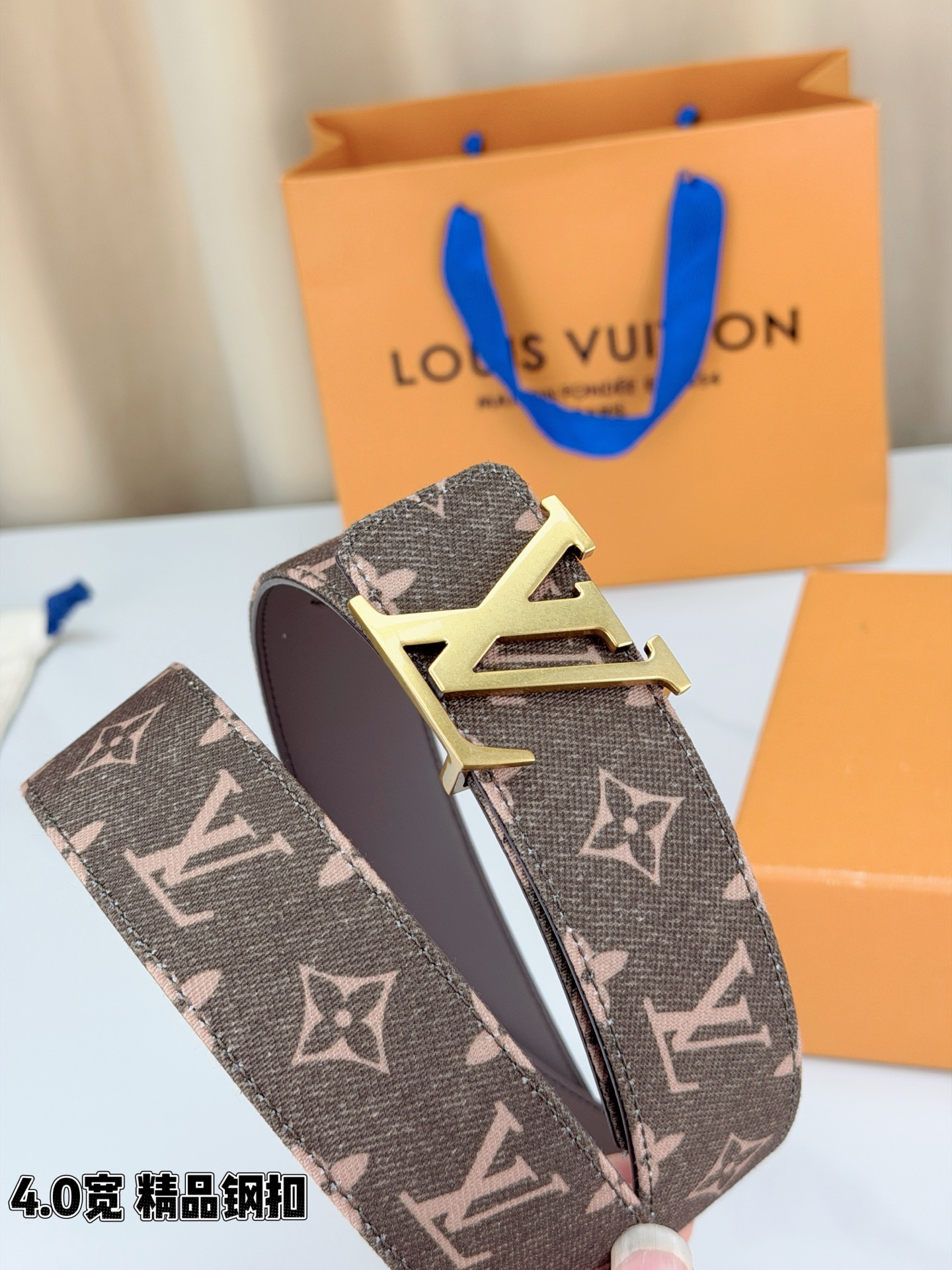 LV 4.0宽精品钢扣 丹宁老花双面腰带，Monogram牛仔提花复古有型，黑/粉棕双色可选，立体LV字母扣古金/古银两