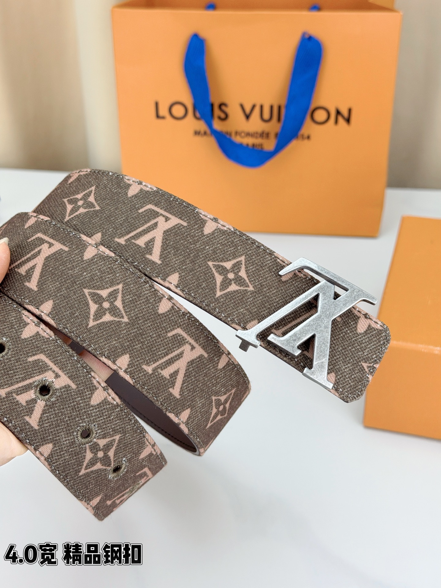 LV 4.0宽精品钢扣 丹宁老花双面腰带，Monogram牛仔提花复古有型，黑/粉棕双色可选，立体LV字母扣古金/古银两