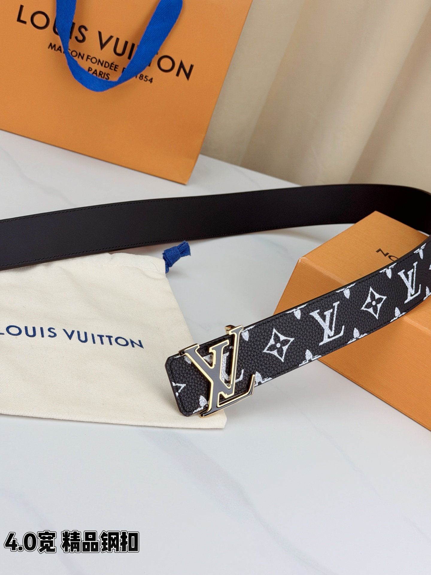 LV 4.0宽精品钢扣 黑白老花腰带，头层荔枝纹牛皮印白色Monogram经典印花质感细腻，立体LV字母扣金/银两色可选
