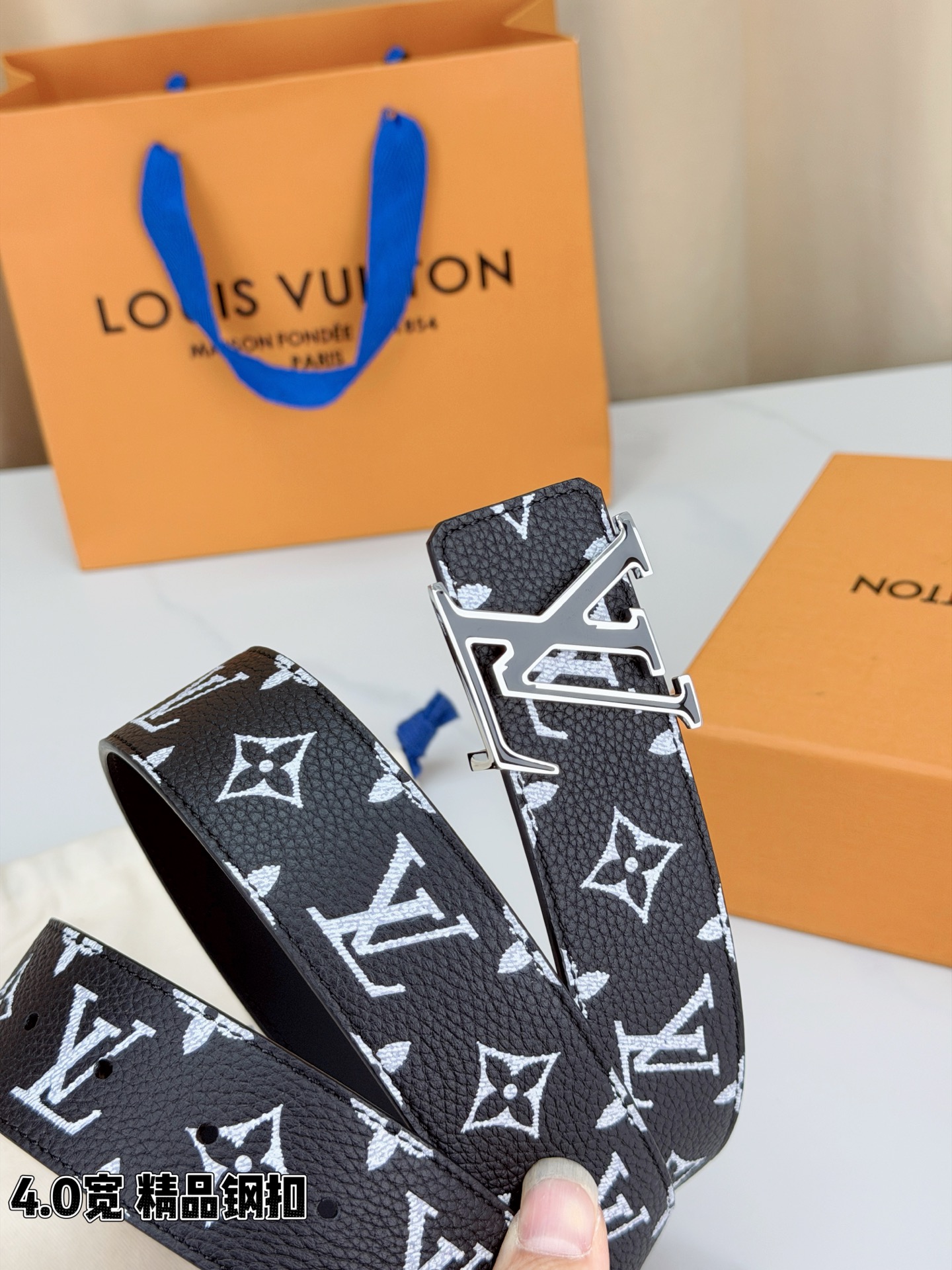 LV 4.0宽精品钢扣 黑白老花腰带，头层荔枝纹牛皮印白色Monogram经典印花质感细腻，立体LV字母扣金/银两色可选