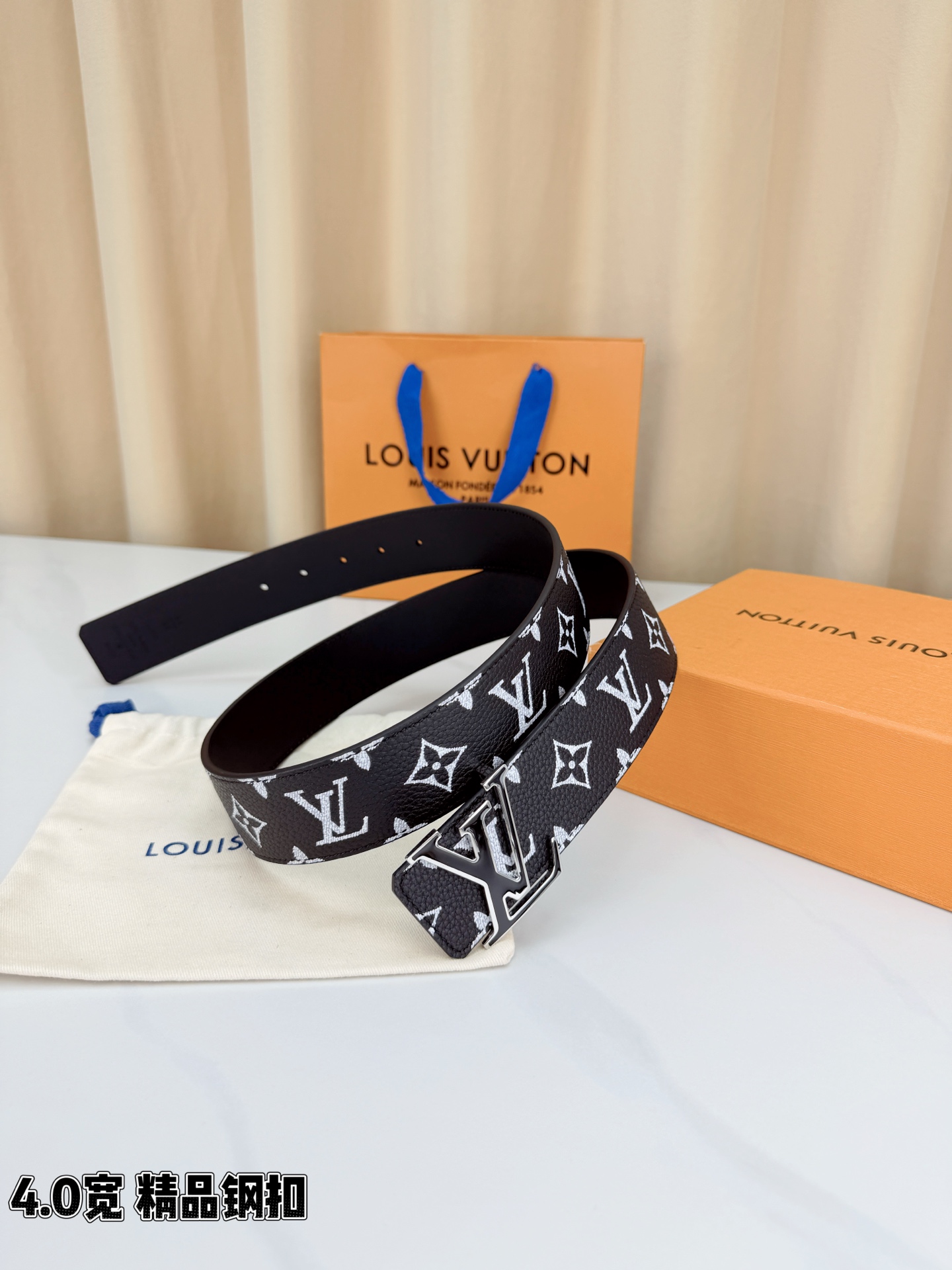 LV 4.0宽精品钢扣 黑白老花腰带，头层荔枝纹牛皮印白色Monogram经典印花质感细腻，立体LV字母扣金/银两色可选