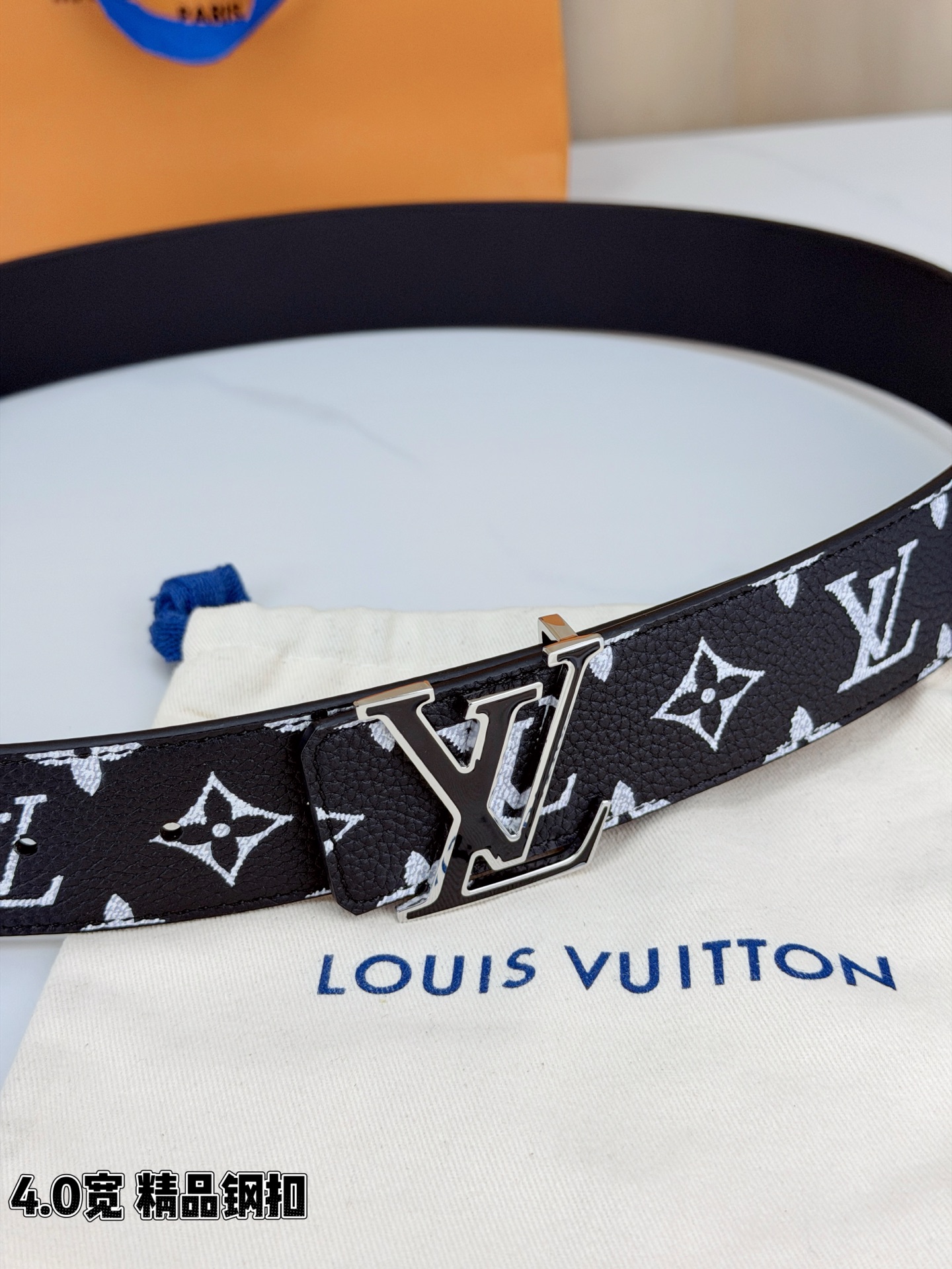 LV 4.0宽精品钢扣 黑白老花腰带，头层荔枝纹牛皮印白色Monogram经典印花质感细腻，立体LV字母扣金/银两色可选