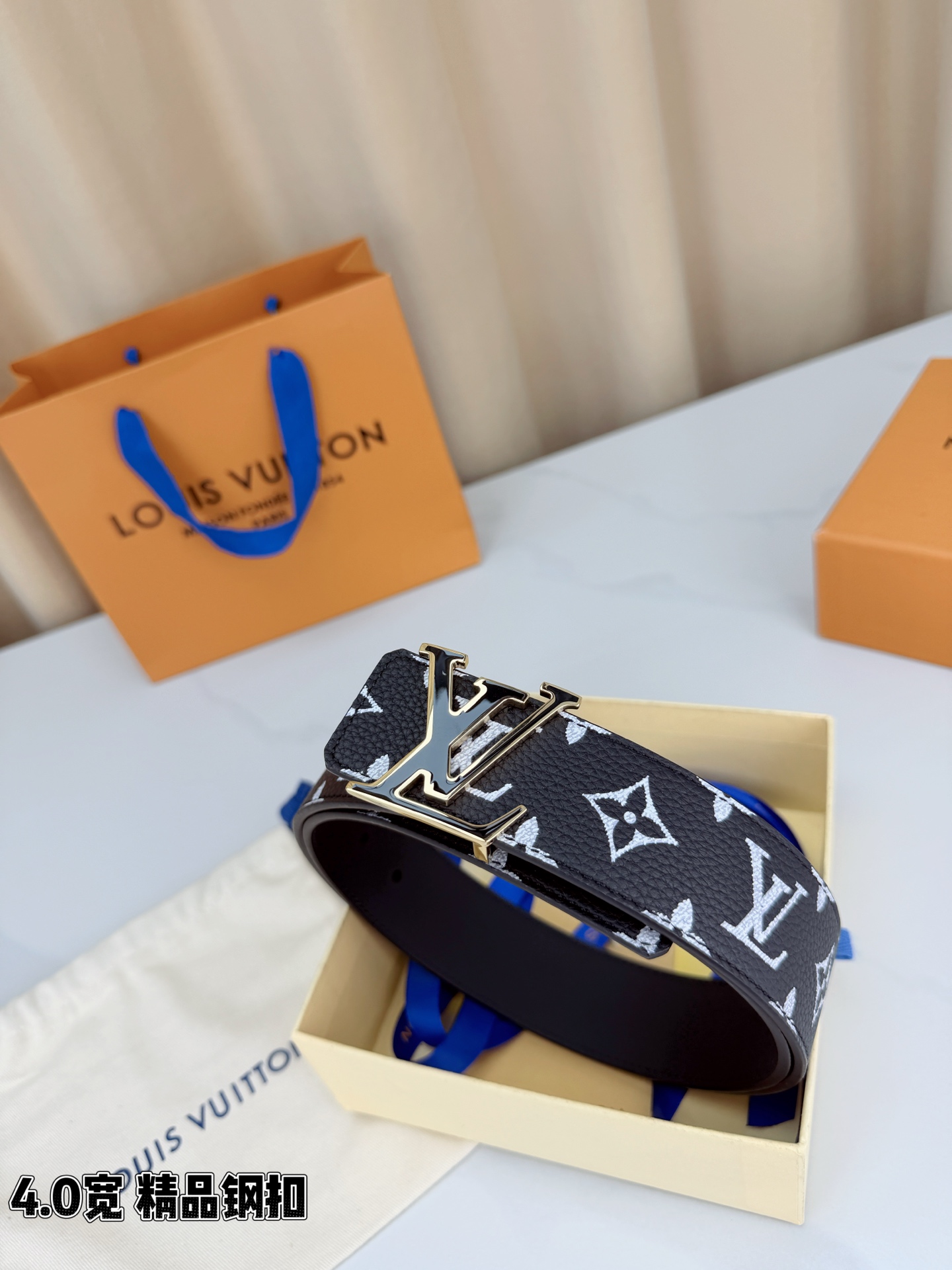 LV 4.0宽精品钢扣 黑白老花腰带，头层荔枝纹牛皮印白色Monogram经典印花质感细腻，立体LV字母扣金/银两色可选