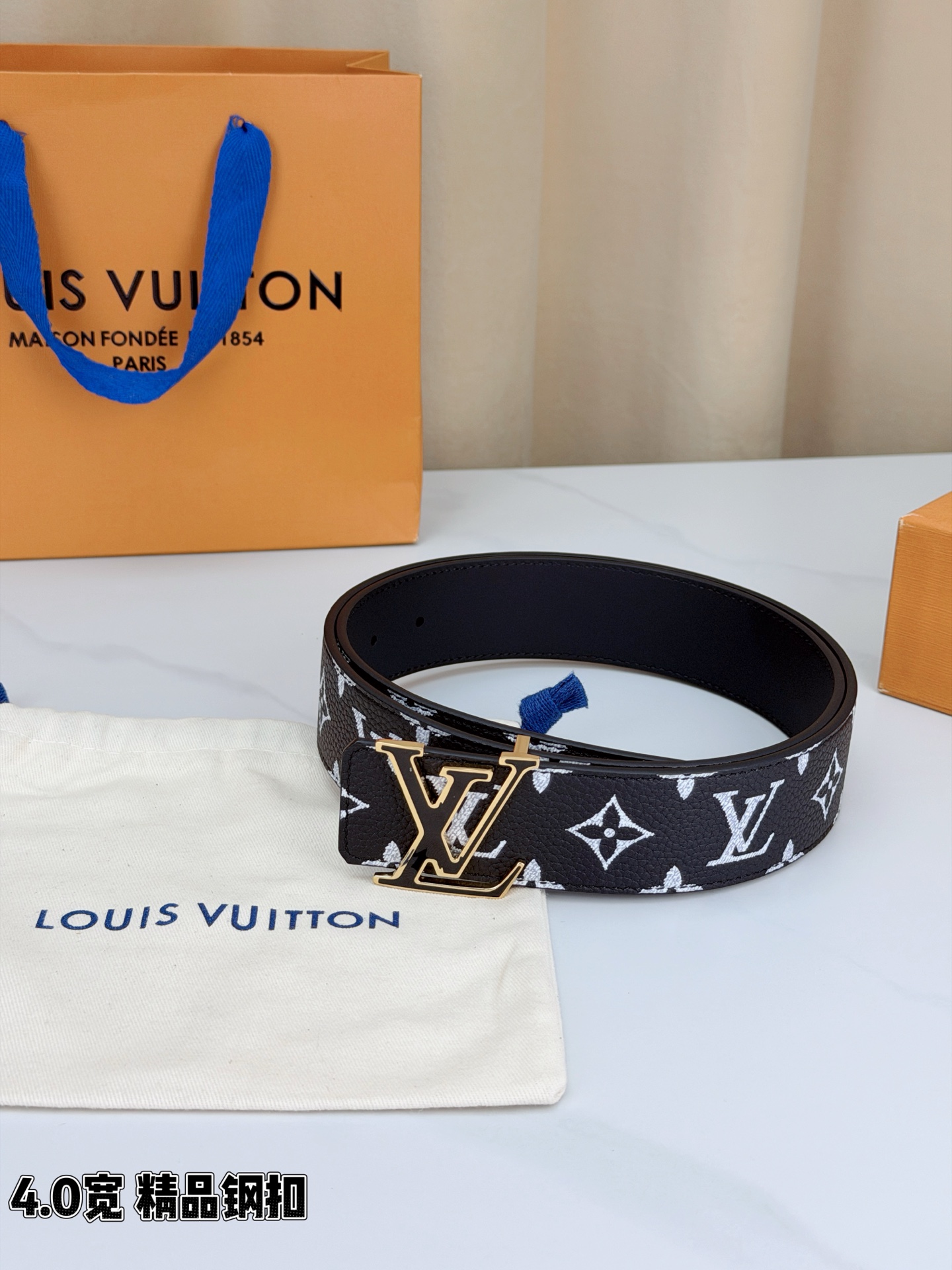 LV 4.0宽精品钢扣 黑白老花腰带，头层荔枝纹牛皮印白色Monogram经典印花质感细腻，立体LV字母扣金/银两色可选