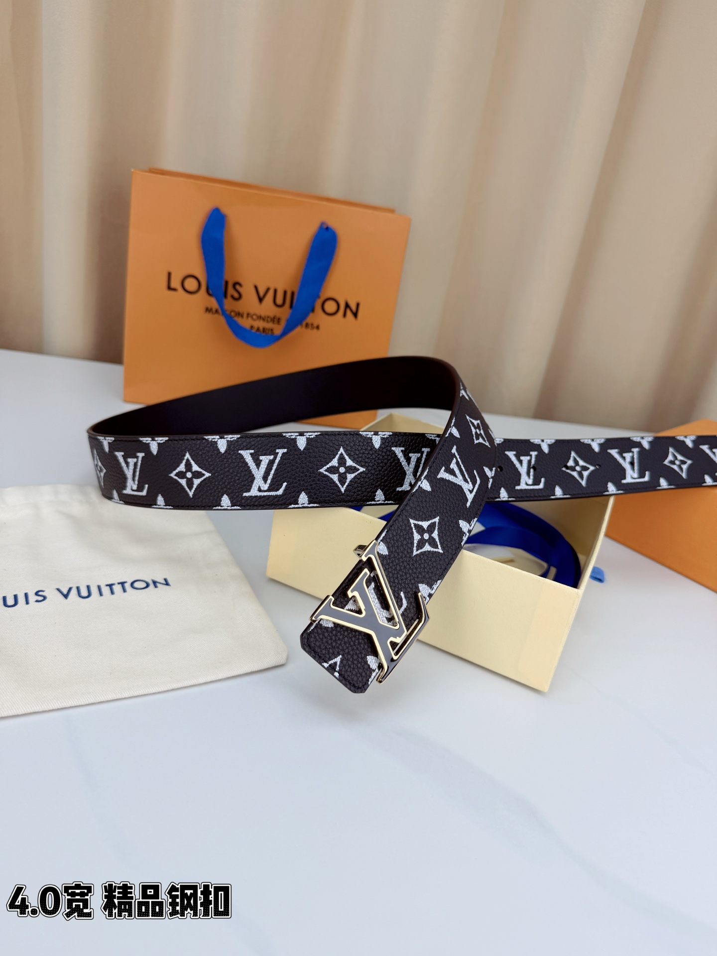 LV 4.0宽精品钢扣 黑白老花腰带，头层荔枝纹牛皮印白色Monogram经典印花质感细腻，立体LV字母扣金/银两色可选