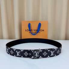 LV 4.0宽精品钢扣 黑白老花腰带,头层荔枝纹牛皮印白色Monogram经典印花质感细腻,立体LV字母扣金/银两色可选 LV 4.0宽精品钢扣 黑白老花腰带,头层荔枝纹牛皮印白色Monogram经典印花质感细腻,立体LV字母扣金/银两色可选