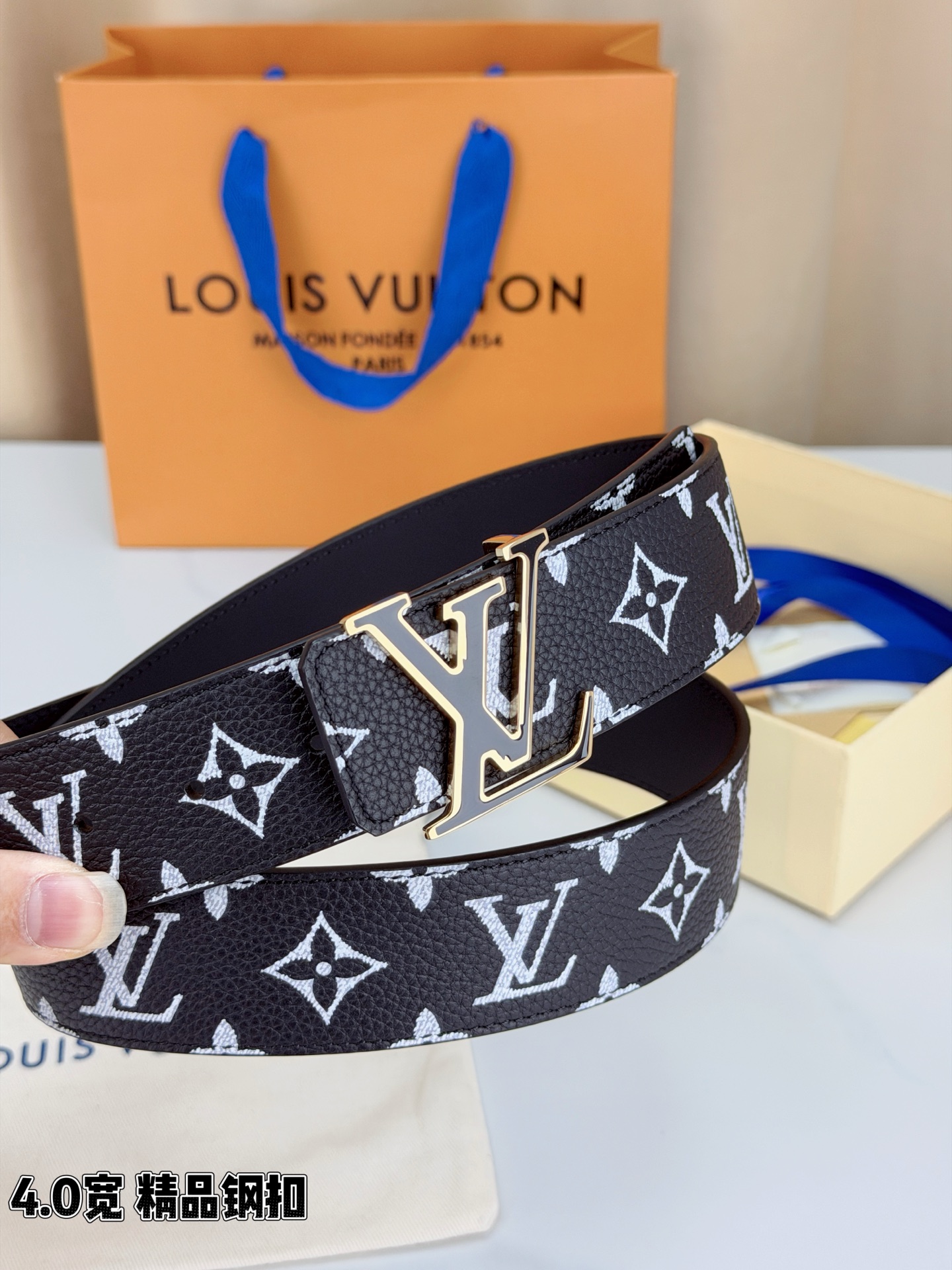LV 4.0宽精品钢扣 黑白老花腰带，头层荔枝纹牛皮印白色Monogram经典印花质感细腻，立体LV字母扣金/银两色可选
