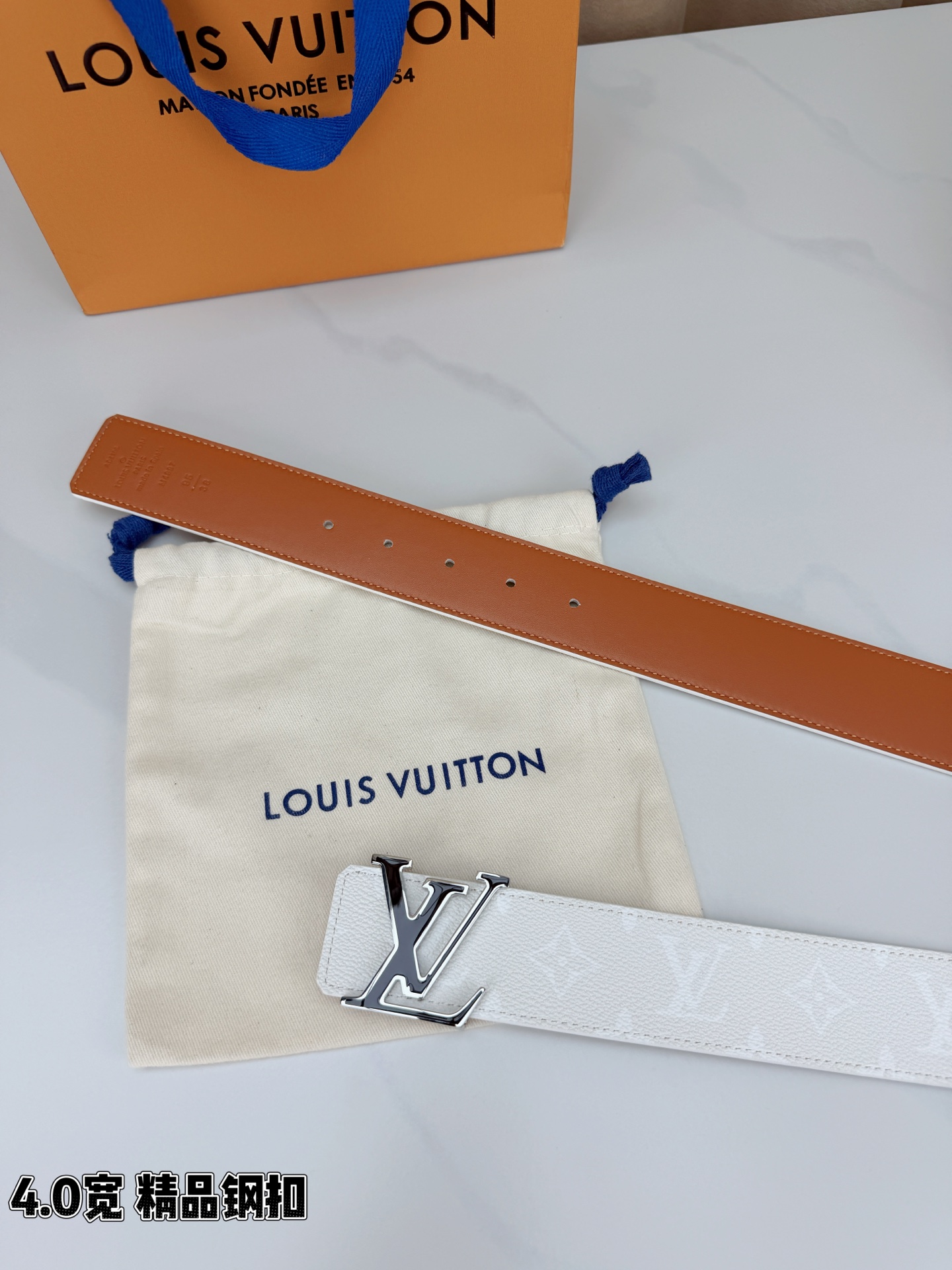 LV 4.0宽精品钢扣 白老花描边LV扣腰带，头层荔枝纹牛皮印白色Monogram经典印花质感细腻，立体LV字母扣金/银