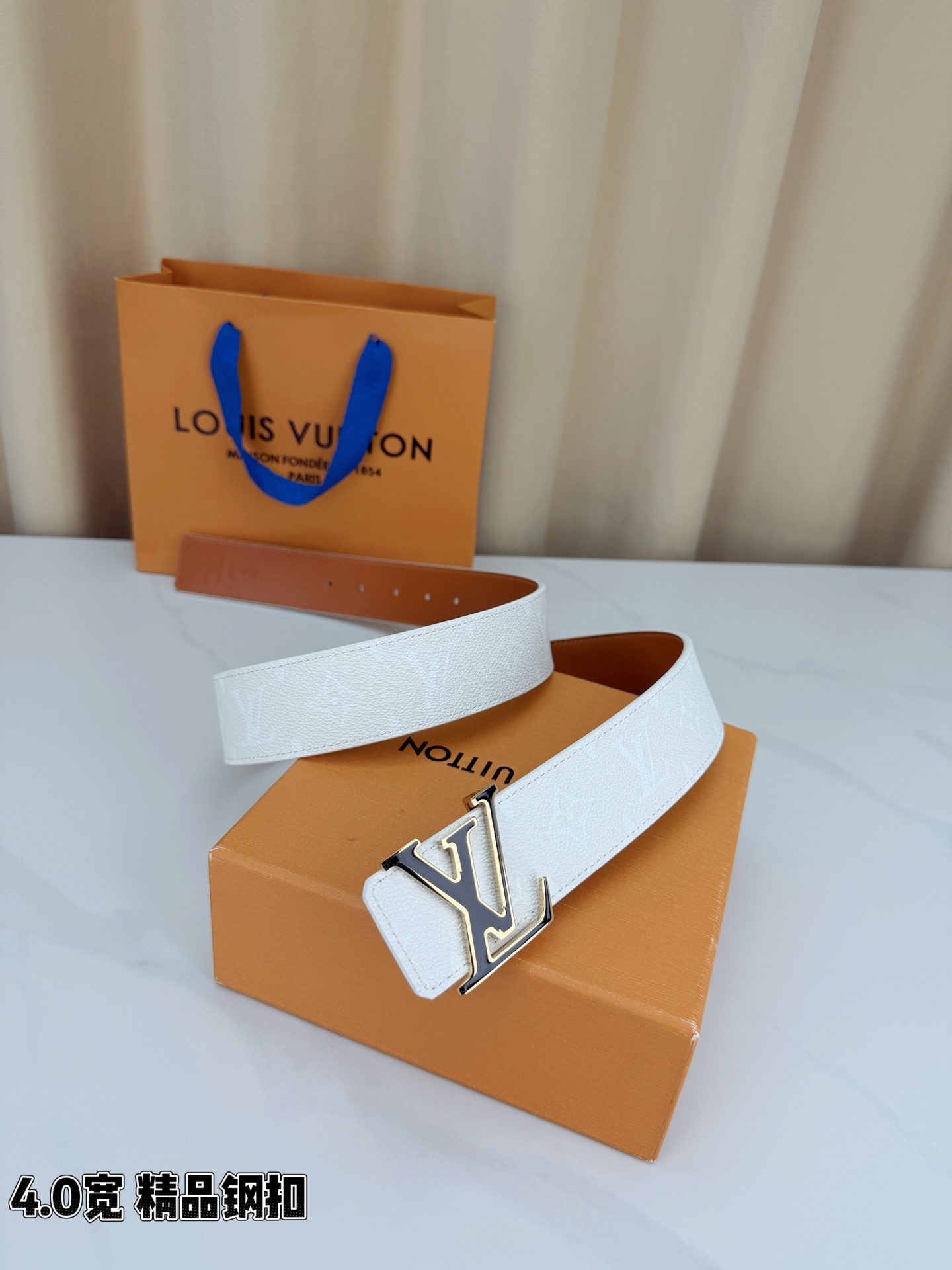 LV 4.0宽精品钢扣 白老花描边LV扣腰带，头层荔枝纹牛皮印白色Monogram经典印花质感细腻，立体LV字母扣金/银