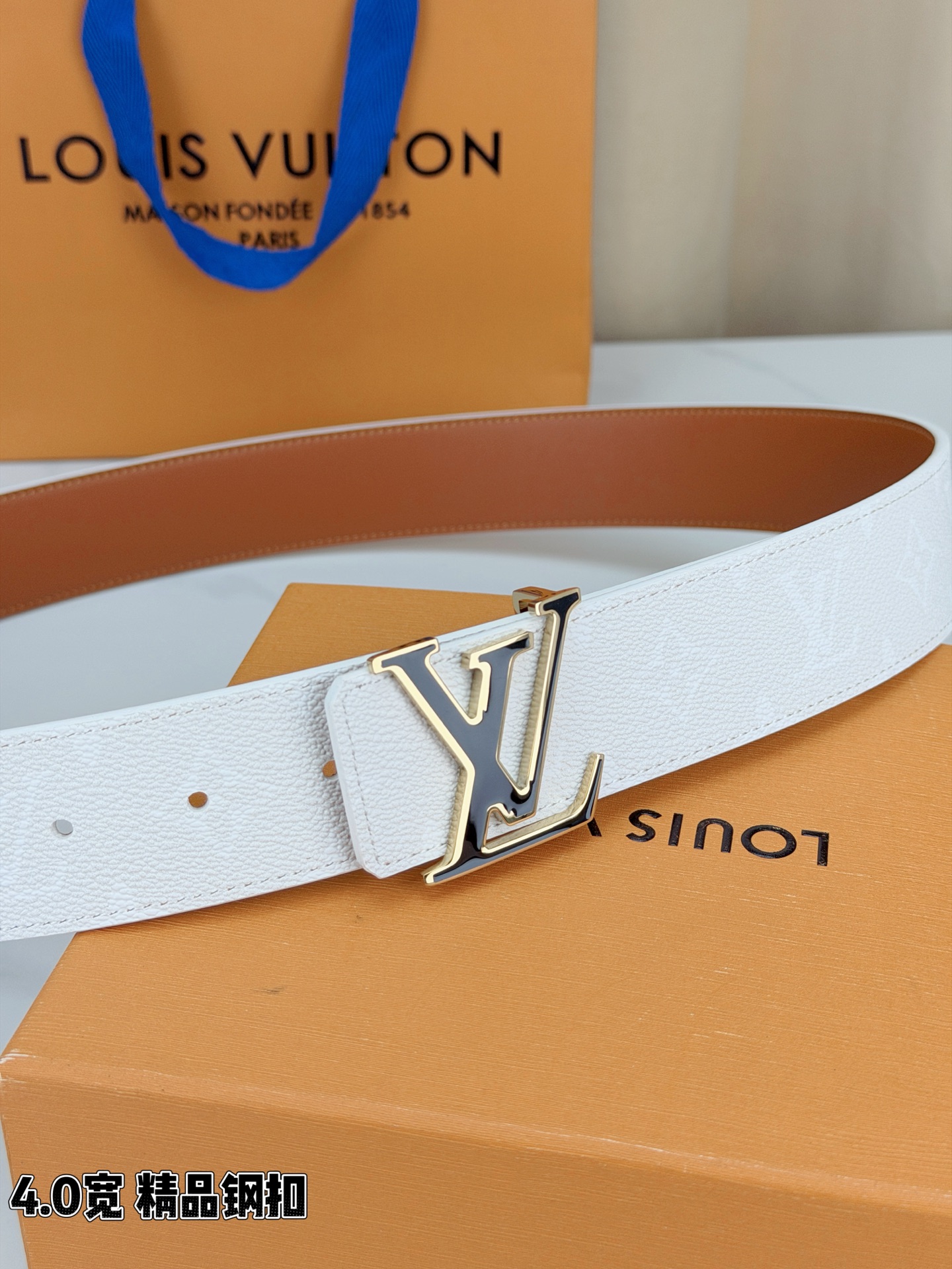 LV 4.0宽精品钢扣 白老花描边LV扣腰带，头层荔枝纹牛皮印白色Monogram经典印花质感细腻，立体LV字母扣金/银