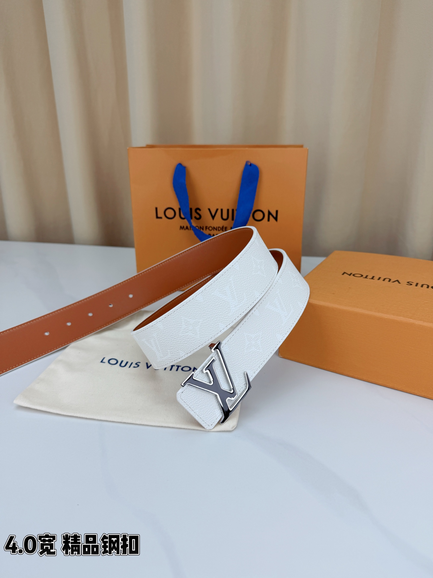 LV 4.0宽精品钢扣 白老花描边LV扣腰带，头层荔枝纹牛皮印白色Monogram经典印花质感细腻，立体LV字母扣金/银