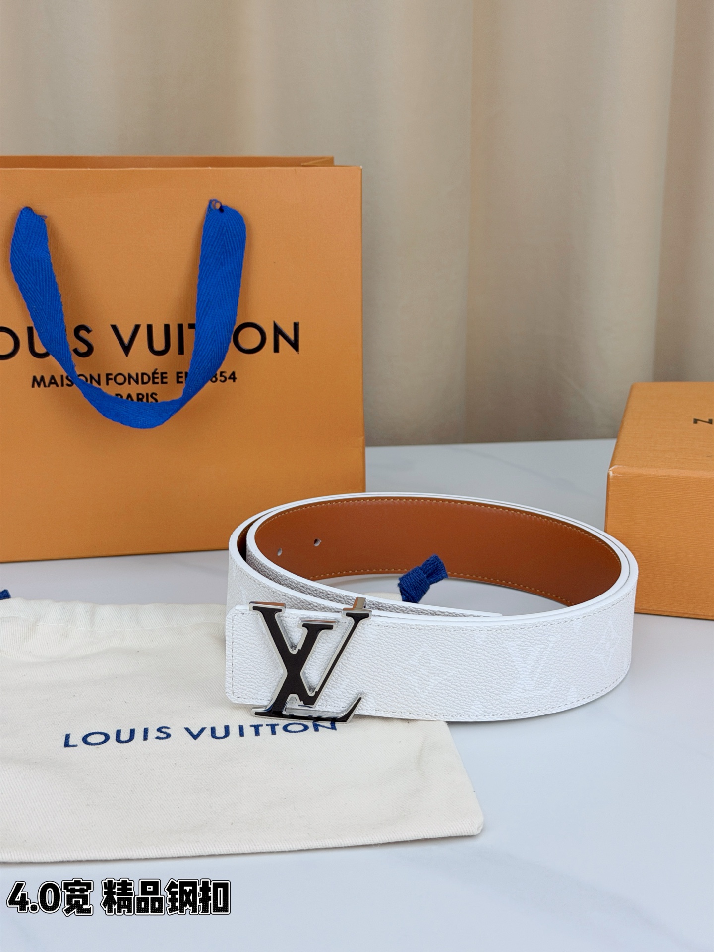 LV 4.0宽精品钢扣 白老花描边LV扣腰带，头层荔枝纹牛皮印白色Monogram经典印花质感细腻，立体LV字母扣金/银