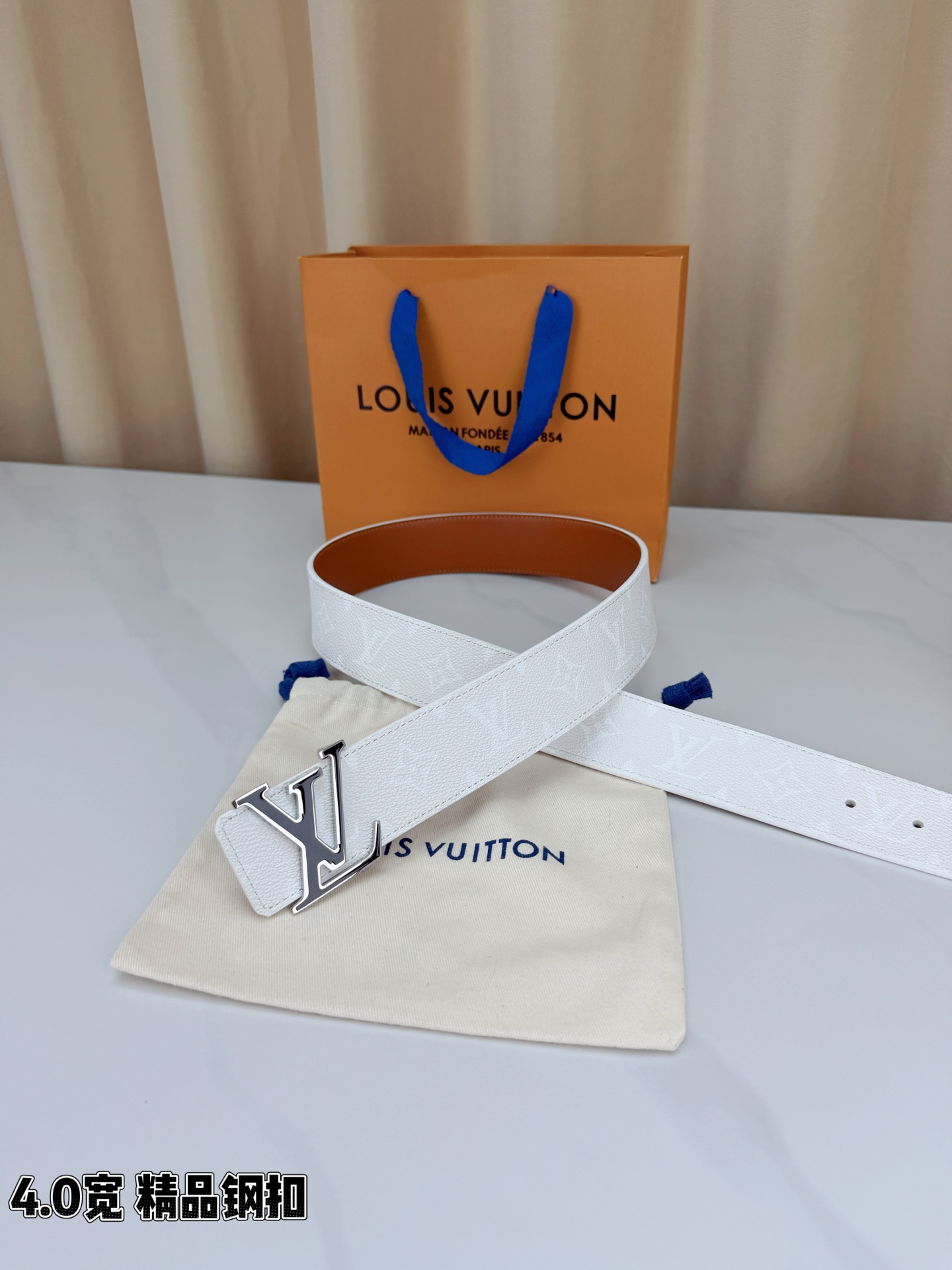 LV 4.0宽精品钢扣 白老花描边LV扣腰带，头层荔枝纹牛皮印白色Monogram经典印花质感细腻，立体LV字母扣金/银