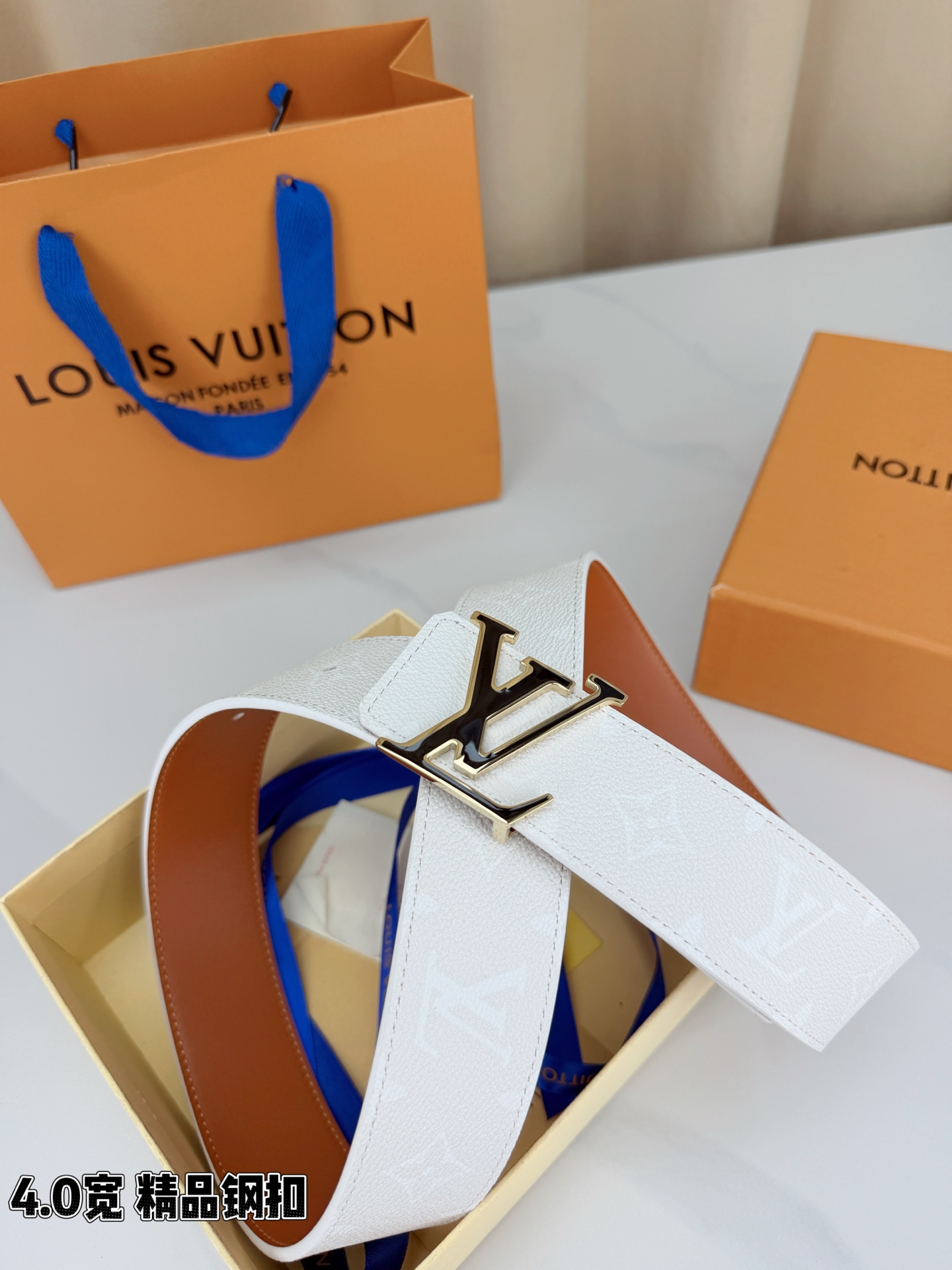 LV 4.0宽精品钢扣 白老花描边LV扣腰带，头层荔枝纹牛皮印白色Monogram经典印花质感细腻，立体LV字母扣金/银