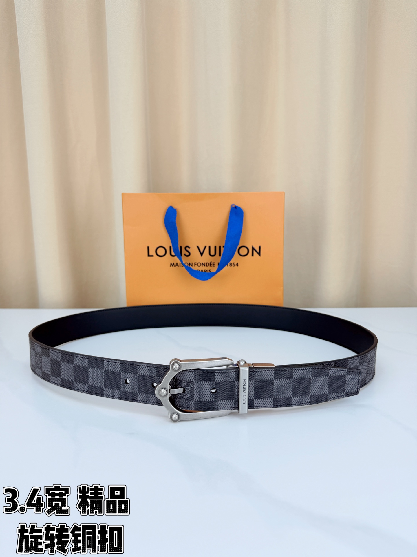 LV 3.4宽精品旋转铜扣腰带,黑色棋盘格涂层帆布,复古格纹经典耐看;铆钉马蹄针扣金/银/古白/古金四色色可选,可旋转双 LV 3.4宽精品旋转铜扣腰带,黑色棋盘格涂层帆布,复古格纹经典耐看;铆钉马蹄针扣金/银/古白/古金四色色可选,可旋转双