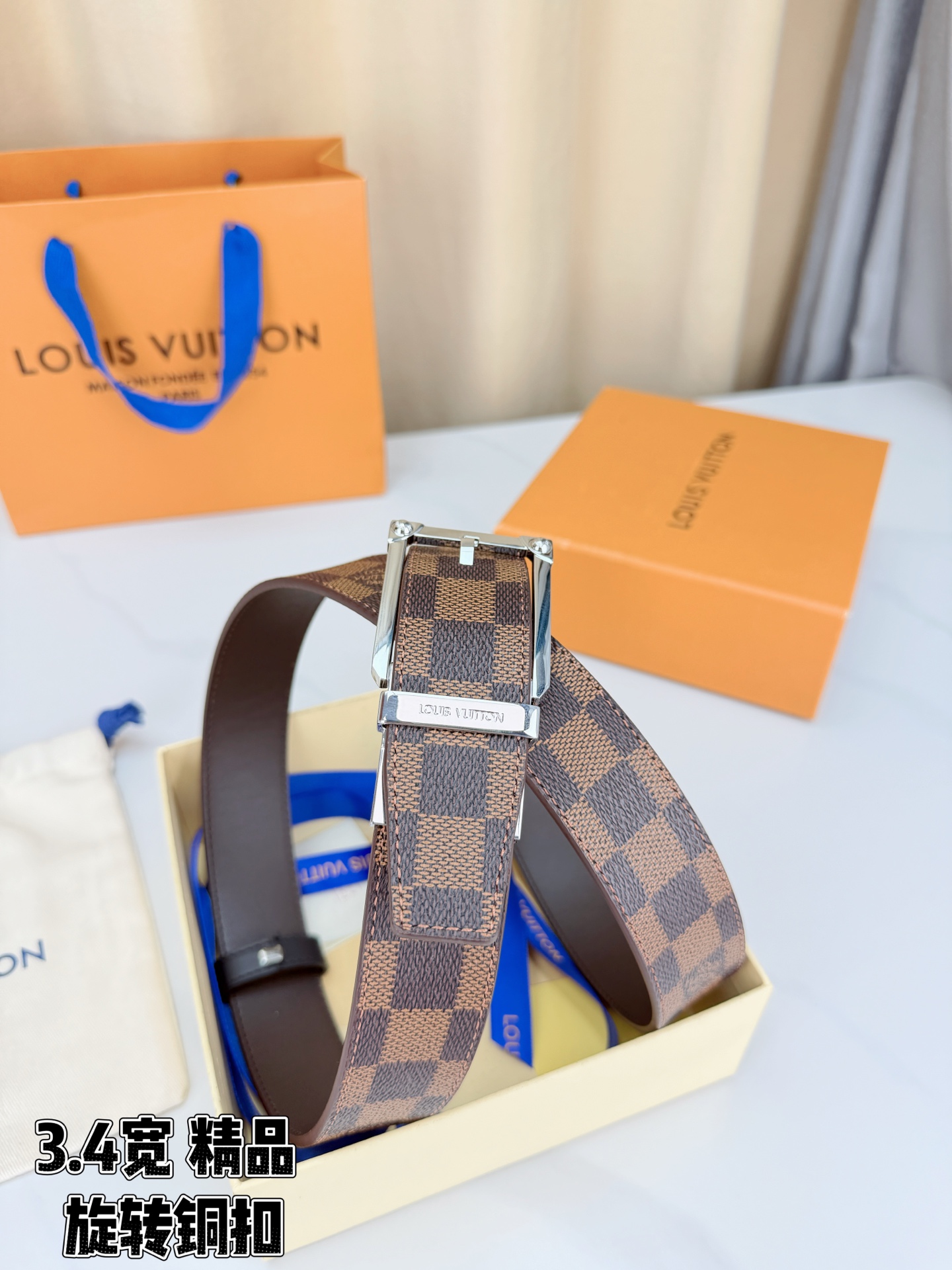 LV 3.4宽精品旋转铜扣腰带，棕棋盘格涂层帆布，经典格纹复古耐看；方形铆钉针扣白/金/枪/沙黑四色可选，可旋转双面结构