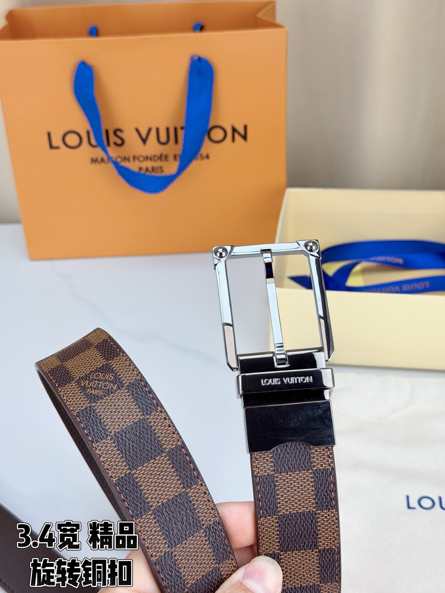 LV 3.4宽精品旋转铜扣腰带，棕棋盘格涂层帆布，经典格纹复古耐看；方形铆钉针扣白/金/枪/沙黑四色可选，可旋转双面结构