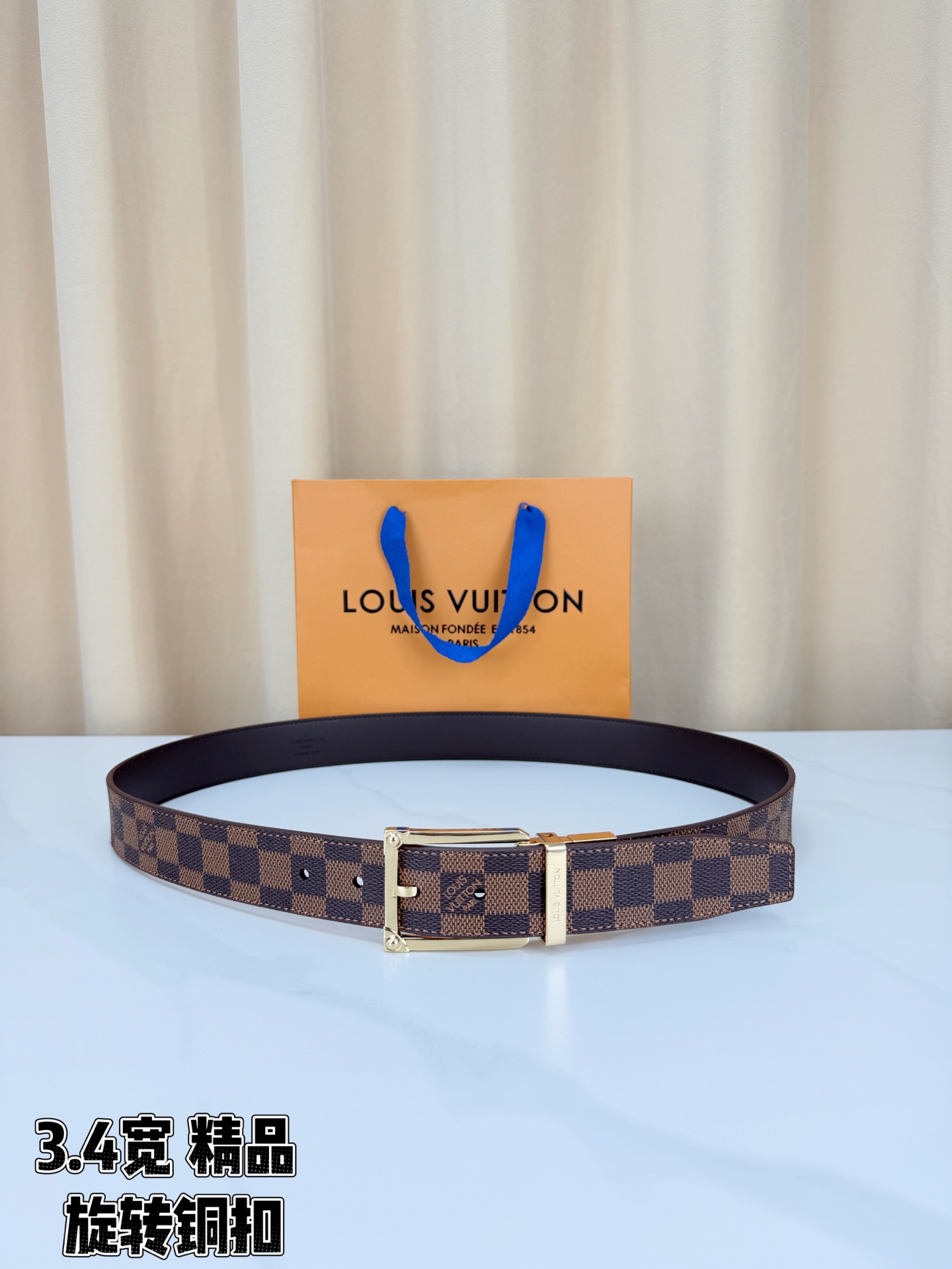LV 3.4宽精品旋转铜扣腰带,棕棋盘格涂层帆布,经典格纹复古耐看;方形铆钉针扣白/金/枪/沙黑四色可选,可旋转双面结构 LV 3.4宽精品旋转铜扣腰带,棕棋盘格涂层帆布,经典格纹复古耐看;方形铆钉针扣白/金/枪/沙黑四色可选,可旋转双面结构