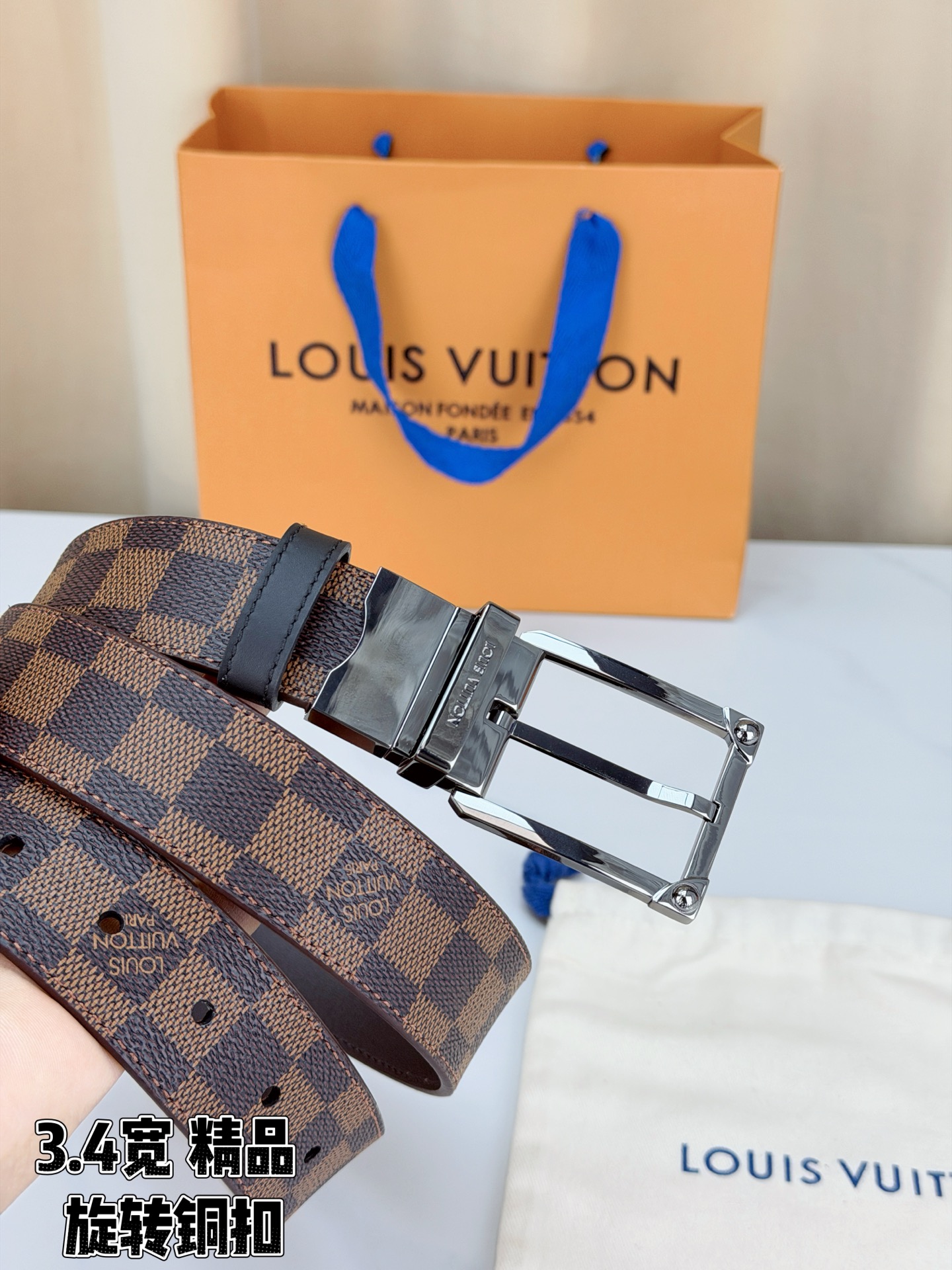 LV 3.4宽精品旋转铜扣腰带，棕棋盘格涂层帆布，经典格纹复古耐看；方形铆钉针扣白/金/枪/沙黑四色可选，可旋转双面结构
