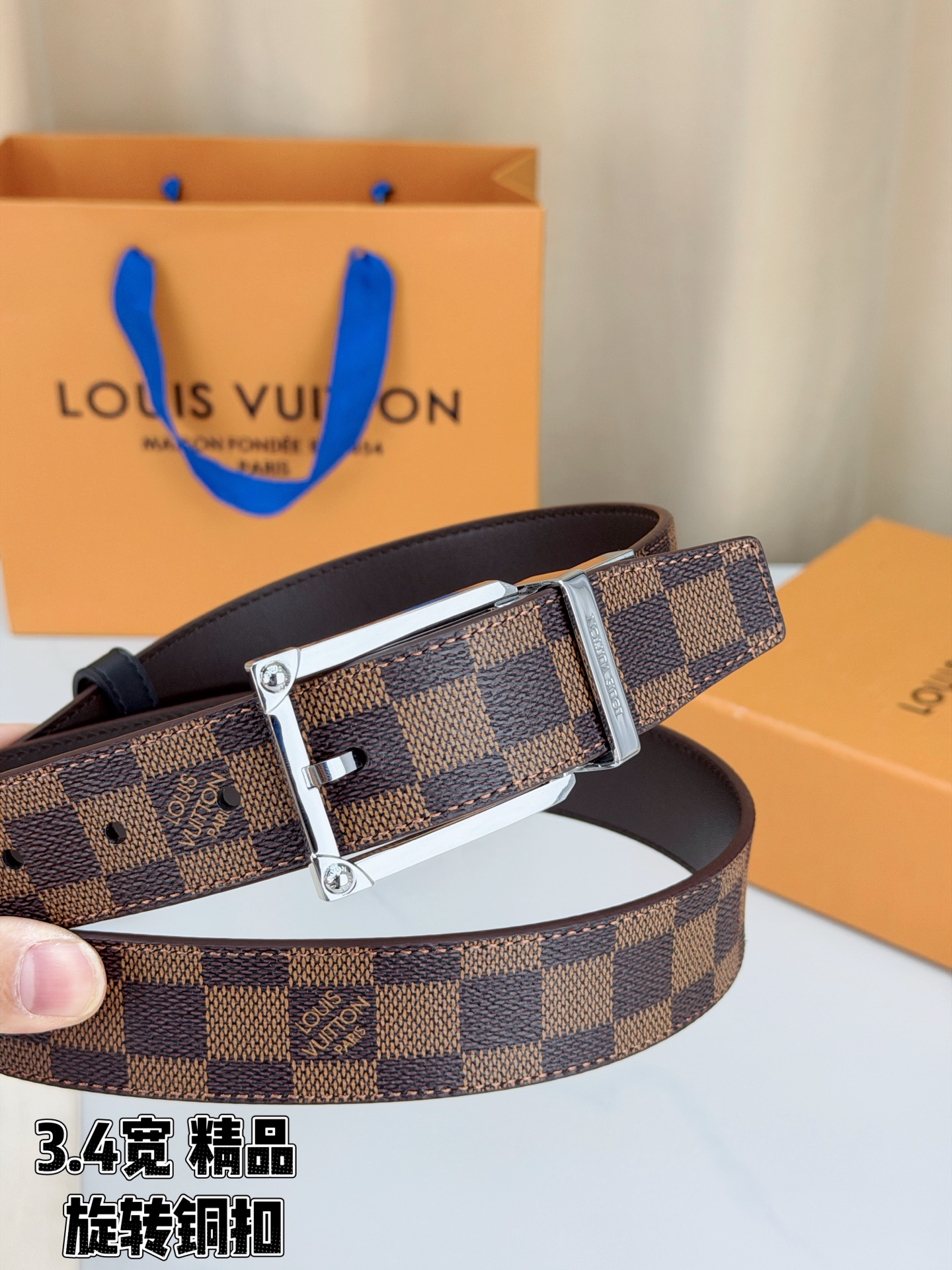 LV 3.4宽精品旋转铜扣腰带，棕棋盘格涂层帆布，经典格纹复古耐看；方形铆钉针扣白/金/枪/沙黑四色可选，可旋转双面结构