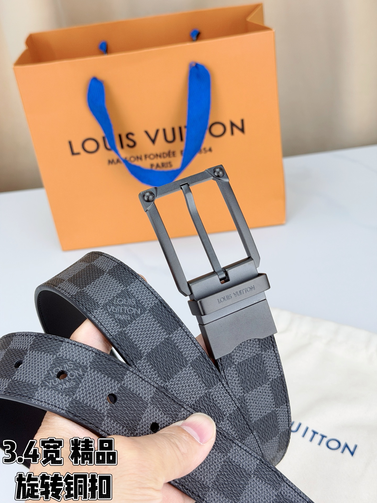 LV 3.4宽精品旋转铜扣腰带，黑灰棋盘格涂层帆布，低调格纹沉稳耐看；方形铆钉针扣银/金/枪/黑四色可选，可旋转双面结构
