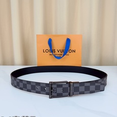 LV 3.4宽精品旋转铜扣腰带,黑灰棋盘格涂层帆布,低调格纹沉稳耐看;方形铆钉针扣银/金/枪/黑四色可选,可旋转双面结构 LV 3.4宽精品旋转铜扣腰带,黑灰棋盘格涂层帆布,低调格纹沉稳耐看;方形铆钉针扣银/金/枪/黑四色可选,可旋转双面结构