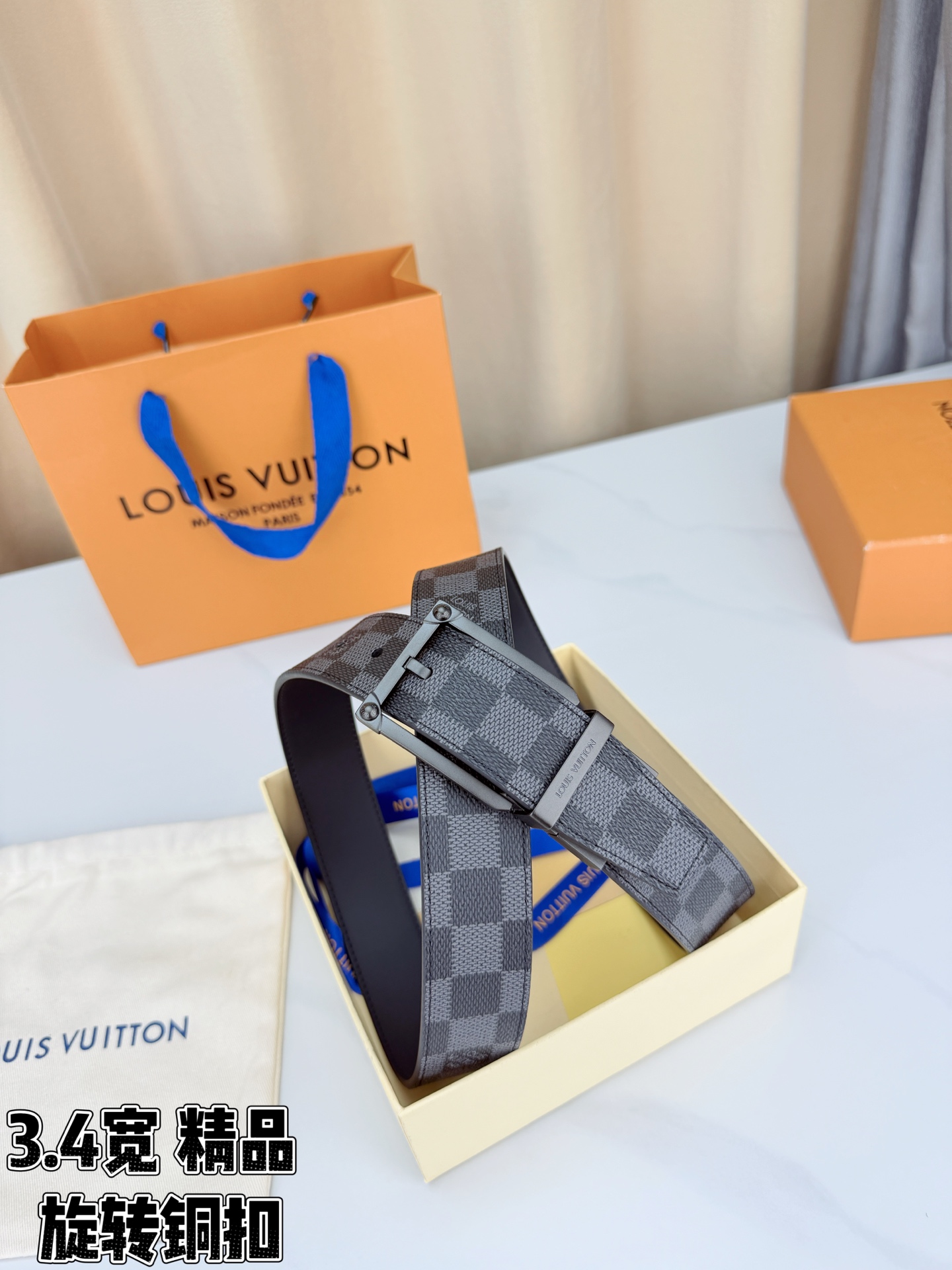 LV 3.4宽精品旋转铜扣腰带，黑灰棋盘格涂层帆布，低调格纹沉稳耐看；方形铆钉针扣银/金/枪/黑四色可选，可旋转双面结构
