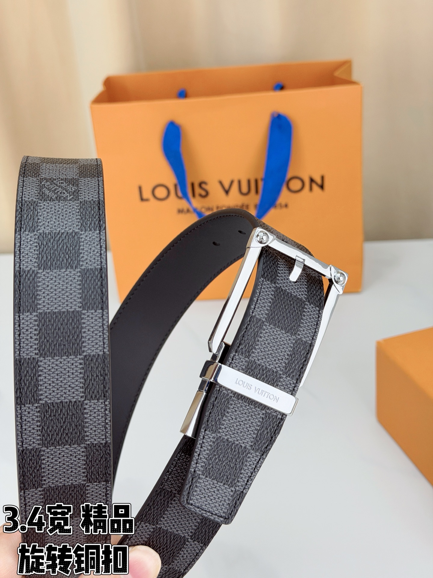 LV 3.4宽精品旋转铜扣腰带，黑灰棋盘格涂层帆布，低调格纹沉稳耐看；方形铆钉针扣银/金/枪/黑四色可选，可旋转双面结构