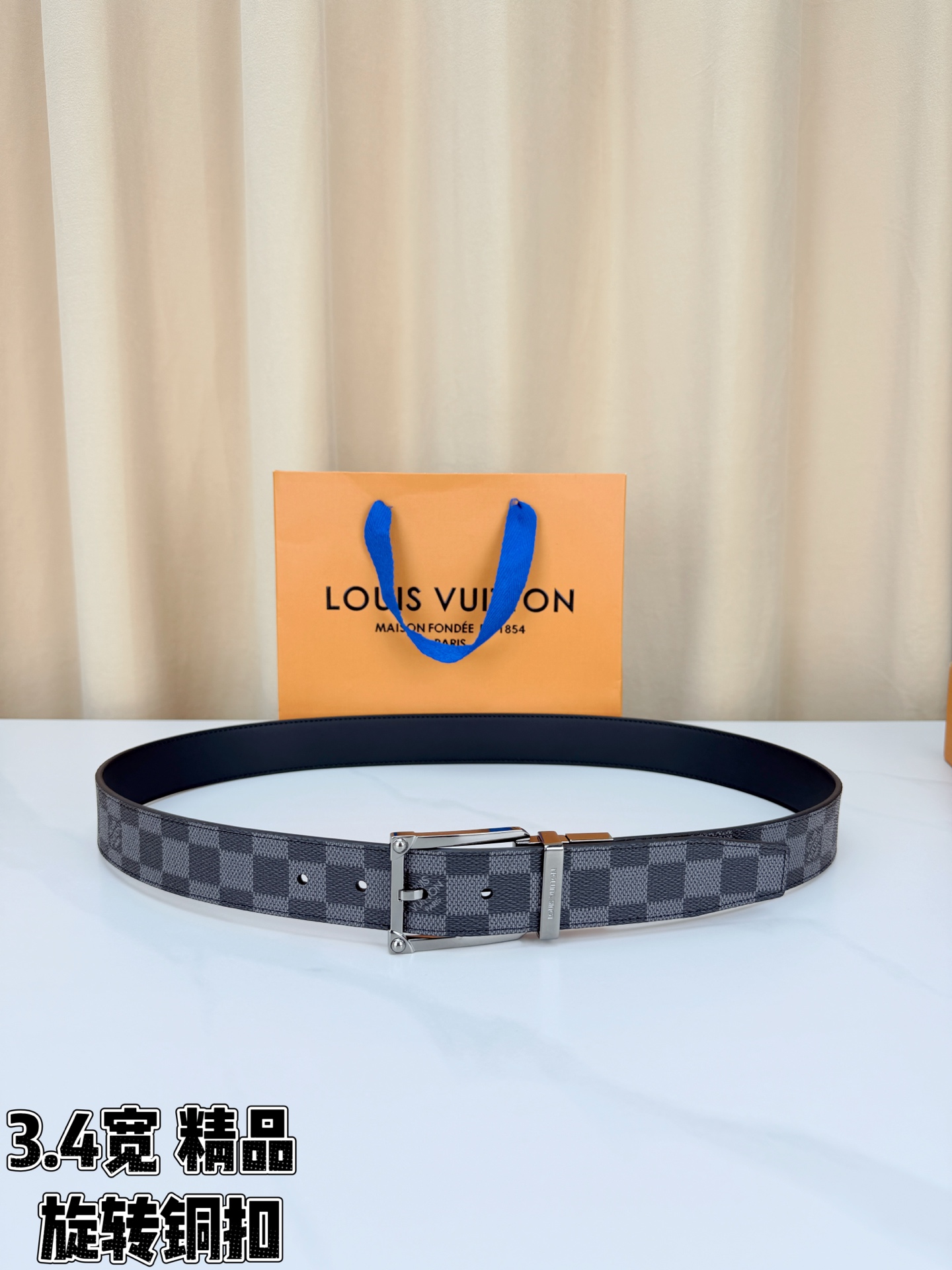 LV 3.4宽精品旋转铜扣腰带,黑灰棋盘格涂层帆布,低调格纹沉稳耐看;方形铆钉针扣银/金/枪/黑四色可选,可旋转双面结构 LV 3.4宽精品旋转铜扣腰带,黑灰棋盘格涂层帆布,低调格纹沉稳耐看;方形铆钉针扣银/金/枪/黑四色可选,可旋转双面结构