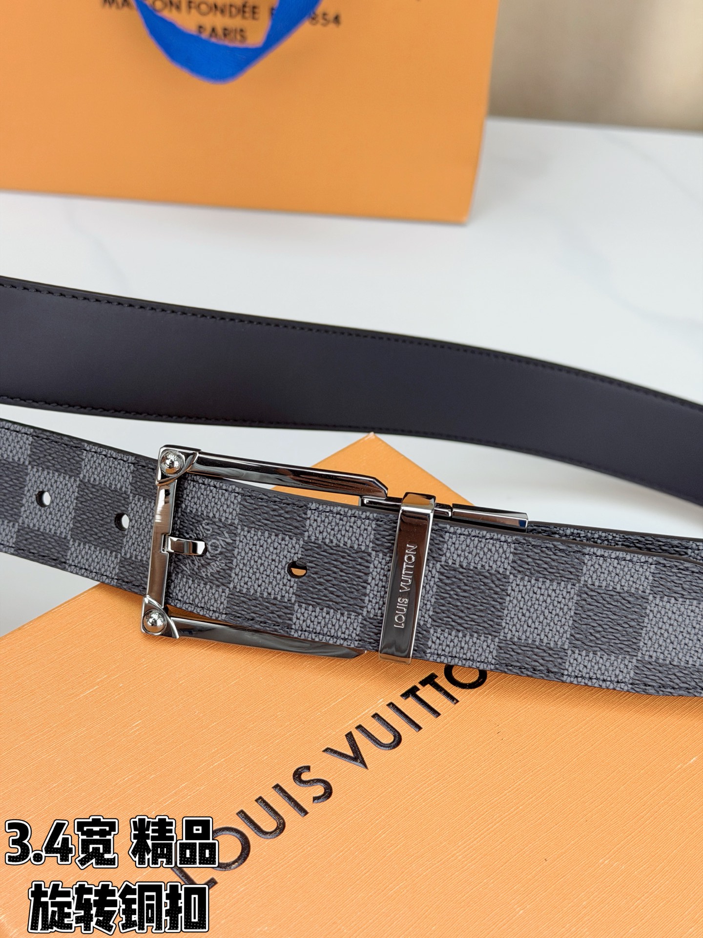 LV 3.4宽精品旋转铜扣腰带，黑灰棋盘格涂层帆布，低调格纹沉稳耐看；方形铆钉针扣银/金/枪/黑四色可选，可旋转双面结构