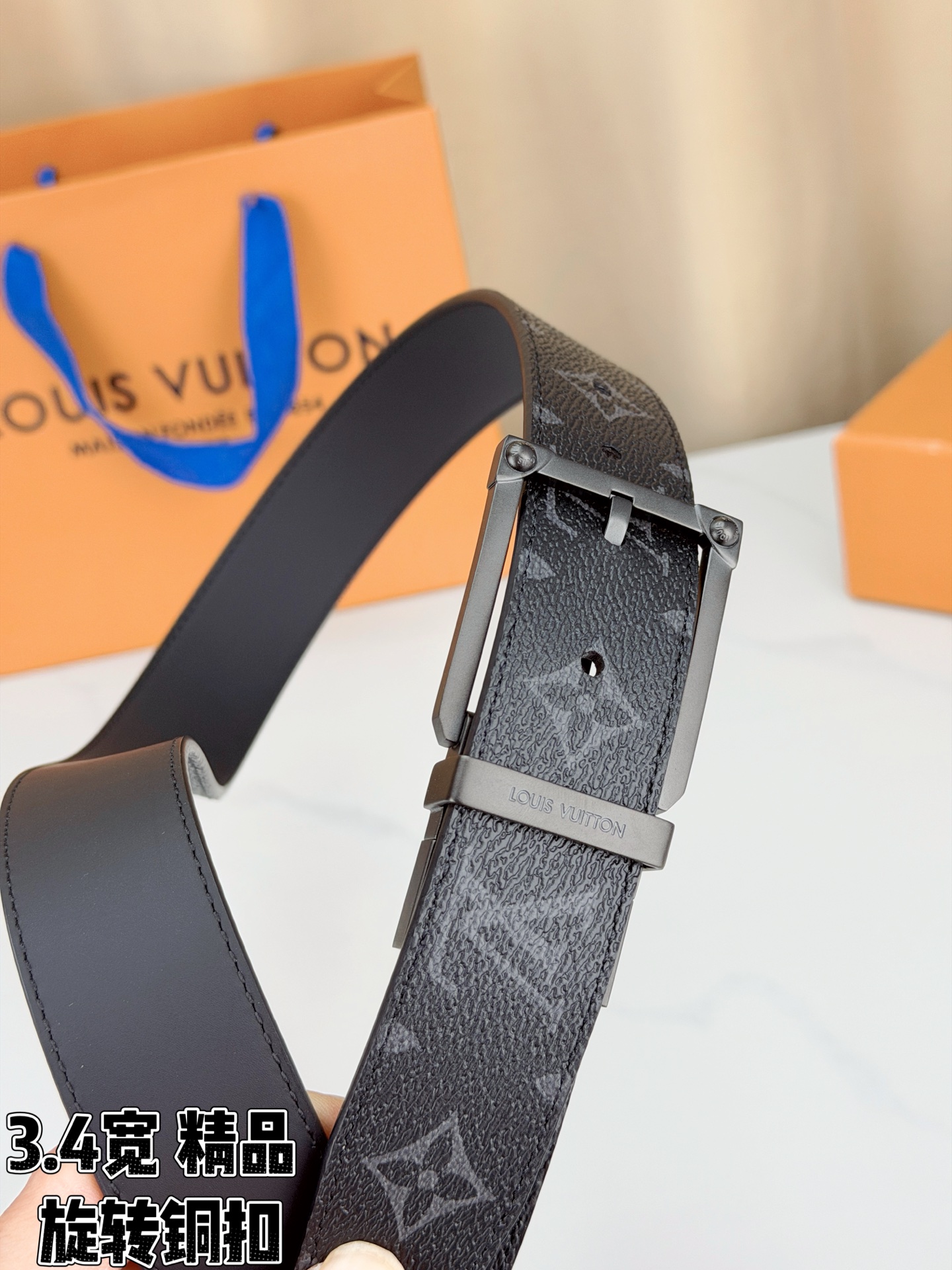 LV 3.4宽精品旋转铜扣腰带，黑灰老花涂层帆布，暗纹Monogram低调沉稳；方形铆钉针扣银/金/枪/沙黑四色可选，可