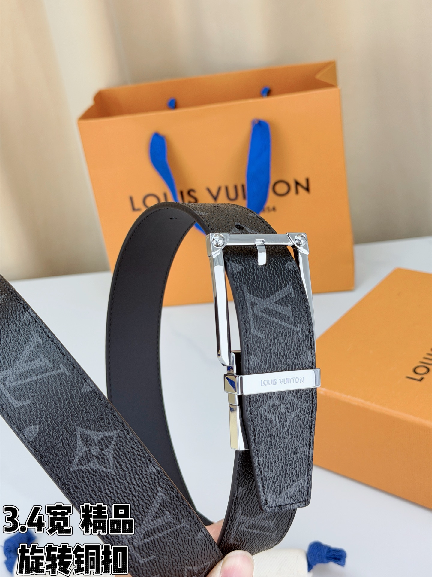 LV 3.4宽精品旋转铜扣腰带，黑灰老花涂层帆布，暗纹Monogram低调沉稳；方形铆钉针扣银/金/枪/沙黑四色可选，可