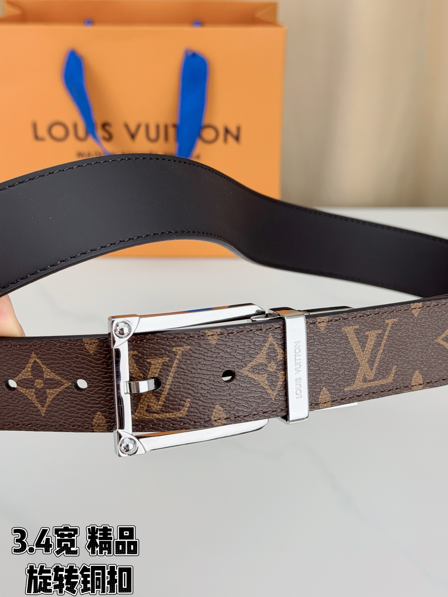 LV 3.4宽精品旋转铜扣腰带，经典老花涂层帆布，棕底金纹Monogram复古耐看；方形铆钉针扣银/金/枪/沙黑四色可选