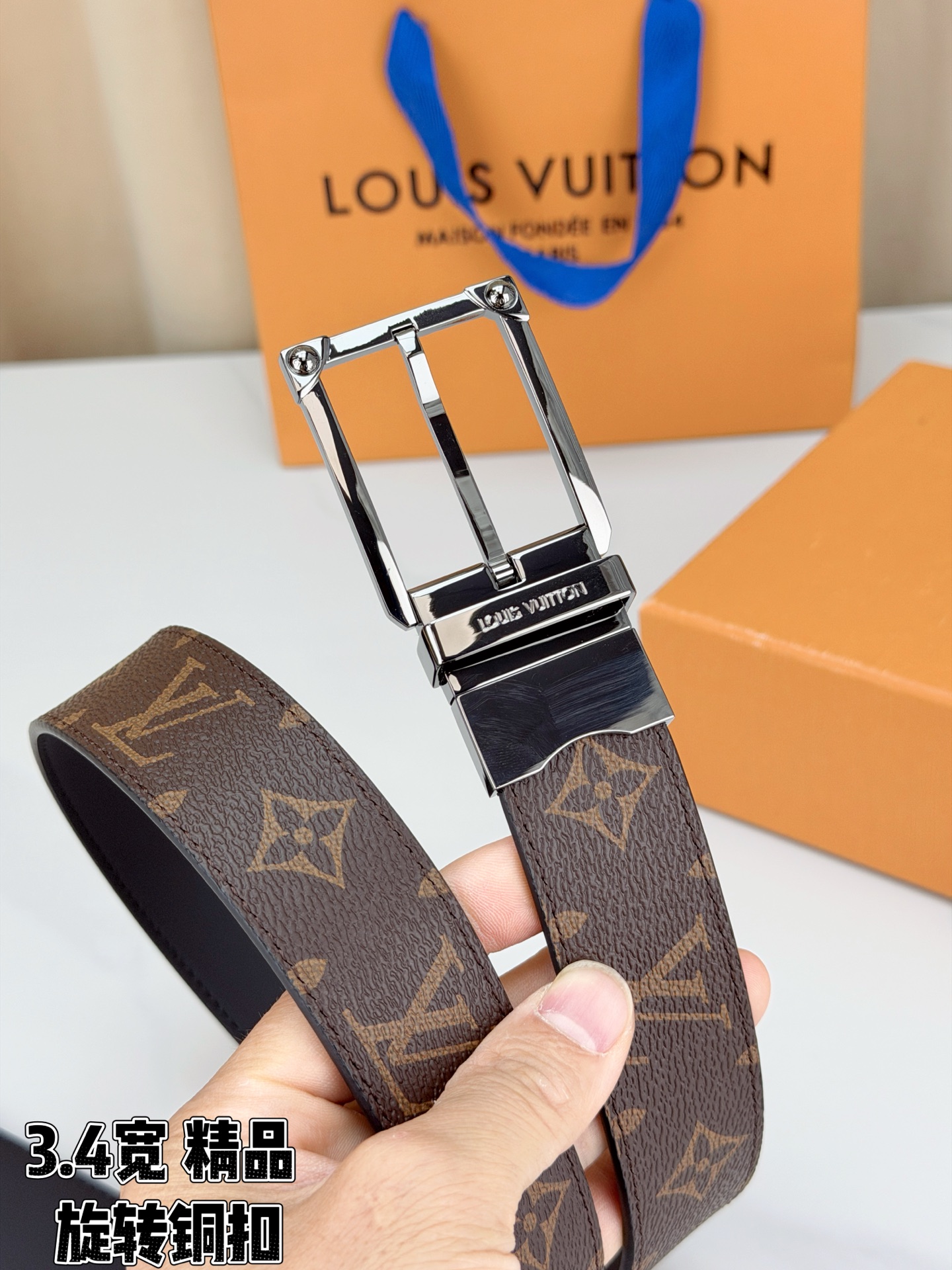 LV 3.4宽精品旋转铜扣腰带，经典老花涂层帆布，棕底金纹Monogram复古耐看；方形铆钉针扣银/金/枪/沙黑四色可选