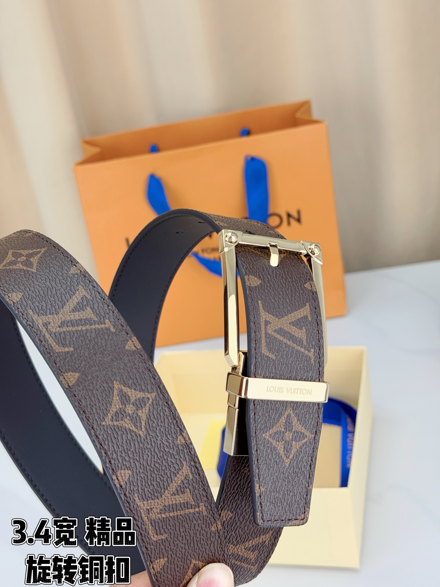 LV 3.4宽精品旋转铜扣腰带，经典老花涂层帆布，棕底金纹Monogram复古耐看；方形铆钉针扣银/金/枪/沙黑四色可选