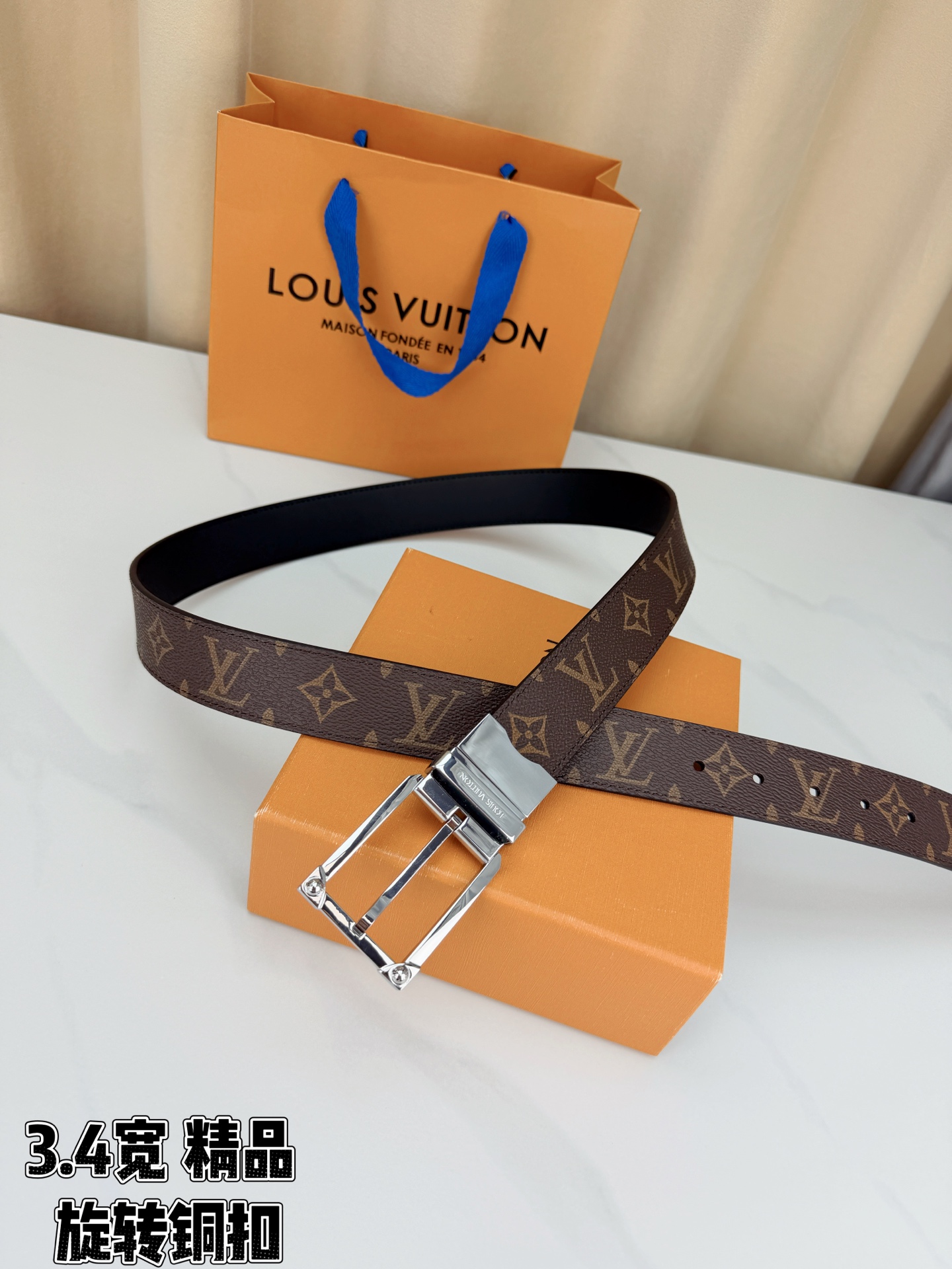 LV 3.4宽精品旋转铜扣腰带，经典老花涂层帆布，棕底金纹Monogram复古耐看；方形铆钉针扣银/金/枪/沙黑四色可选