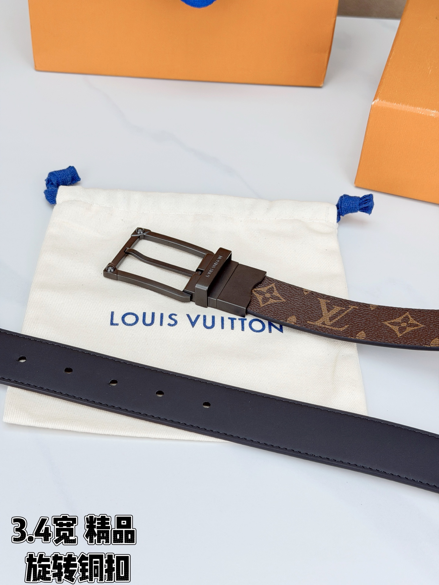 LV 3.4宽精品旋转铜扣腰带，经典老花涂层帆布，棕底金纹Monogram复古耐看；方形铆钉针扣银/金/枪/沙黑四色可选