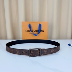 LV 3.4宽精品旋转铜扣腰带,经典老花涂层帆布,棕底金纹Monogram复古耐看;方形铆钉针扣银/金/枪/沙黑四色可选 LV 3.4宽精品旋转铜扣腰带,经典老花涂层帆布,棕底金纹Monogram复古耐看;方形铆钉针扣银/金/枪/沙黑四色可选