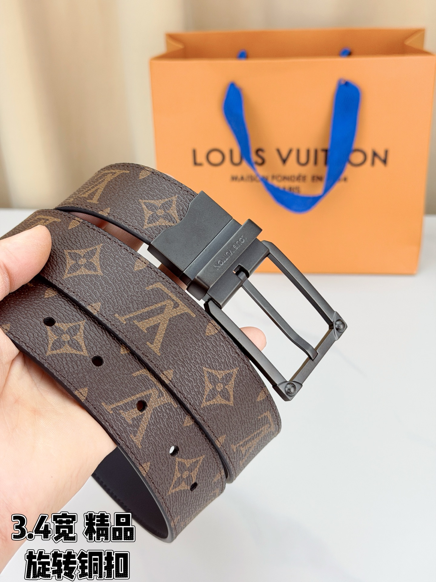 LV 3.4宽精品旋转铜扣腰带，经典老花涂层帆布，棕底金纹Monogram复古耐看；方形铆钉针扣银/金/枪/沙黑四色可选