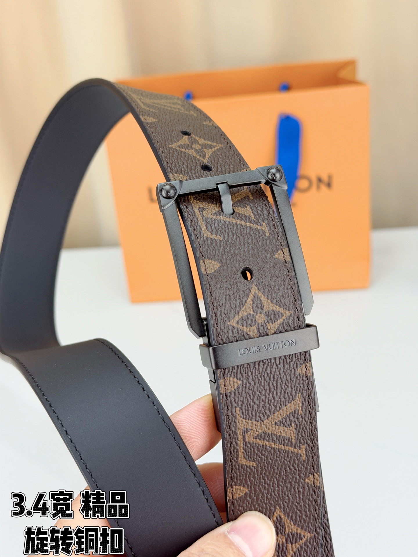 LV 3.4宽精品旋转铜扣腰带，经典老花涂层帆布，棕底金纹Monogram复古耐看；方形铆钉针扣银/金/枪/沙黑四色可选