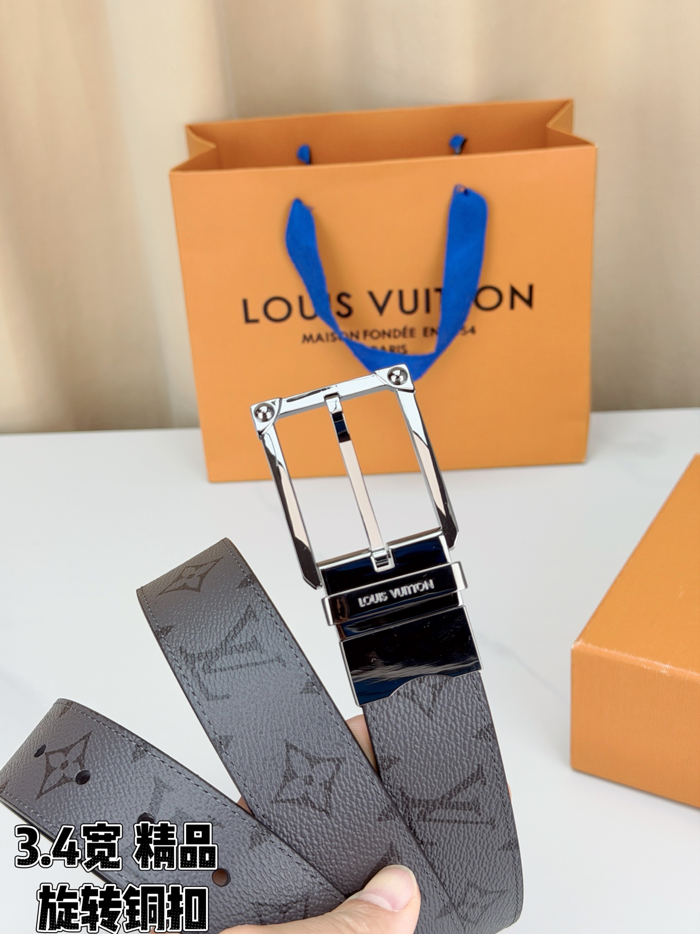 LV 3.4宽精品旋转铜扣腰带，黑灰老花涂层帆布，深灰Monogram低调耐看；方形铆钉针扣枪/黑/金/银四色可选，可旋