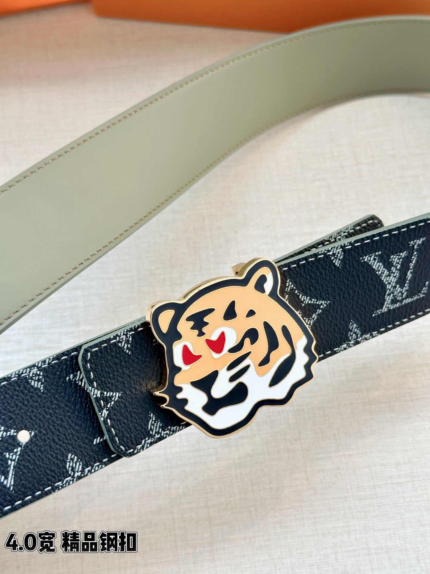 LV 4.0宽精品钢扣腰带，黑灰老花涂层帆布，深灰Monogram低调耐看；珐琅彩绘老虎头钢扣，橙黑撞色猛虎造型个性吸睛