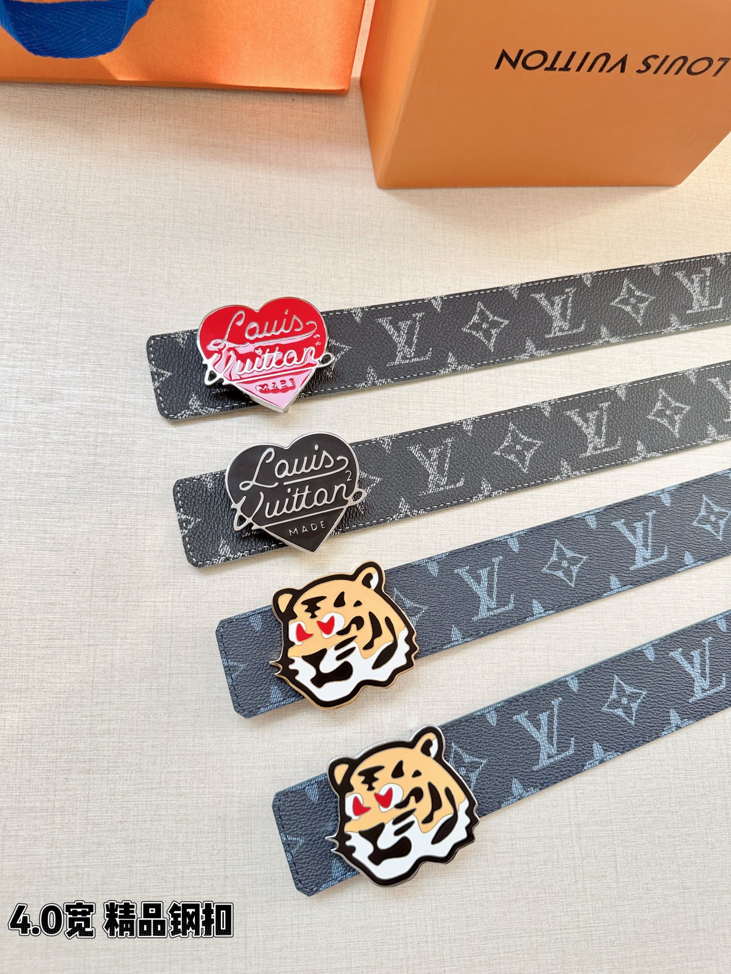 LV 4.0宽精品钢扣腰带，黑灰老花涂层帆布，深灰Monogram低调耐看；珐琅彩绘老虎头钢扣，橙黑撞色猛虎造型个性吸睛